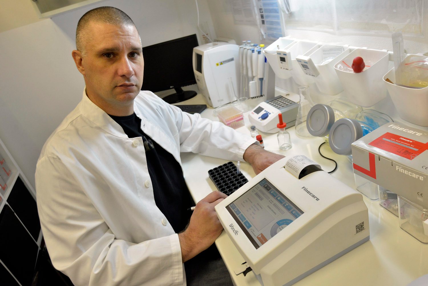 Pavel Pisarović s uređajem koji je možda mogao spasiti život dječaku