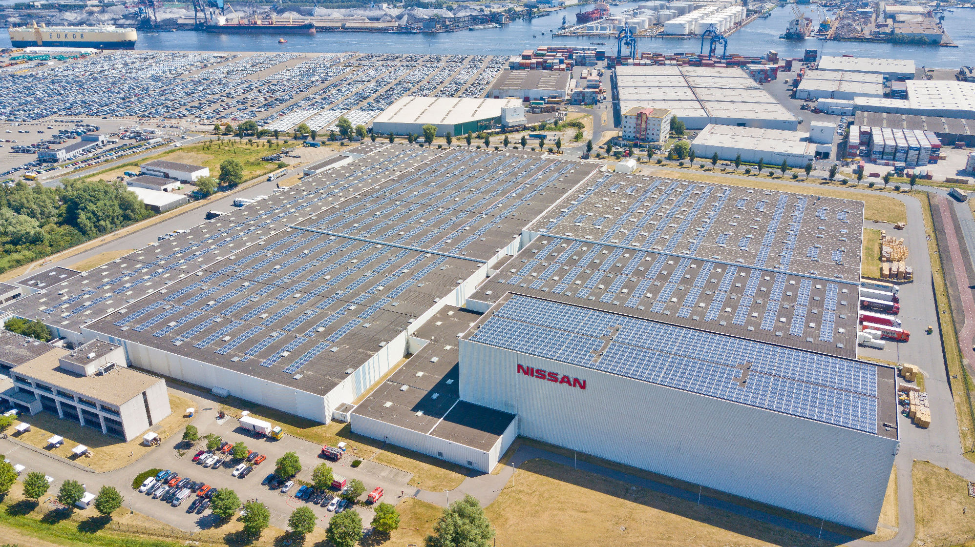 EMBARGO Dec 18th 10 am CET Solar roof installed at Nissan Motor Parts Center5-source