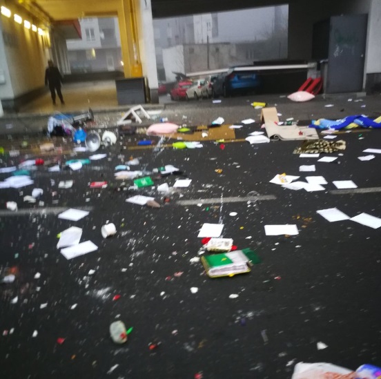 Zagorska ulica kod Selske ceste je zatvorena jer je žena iz zgrade na cestu pobacala stvari