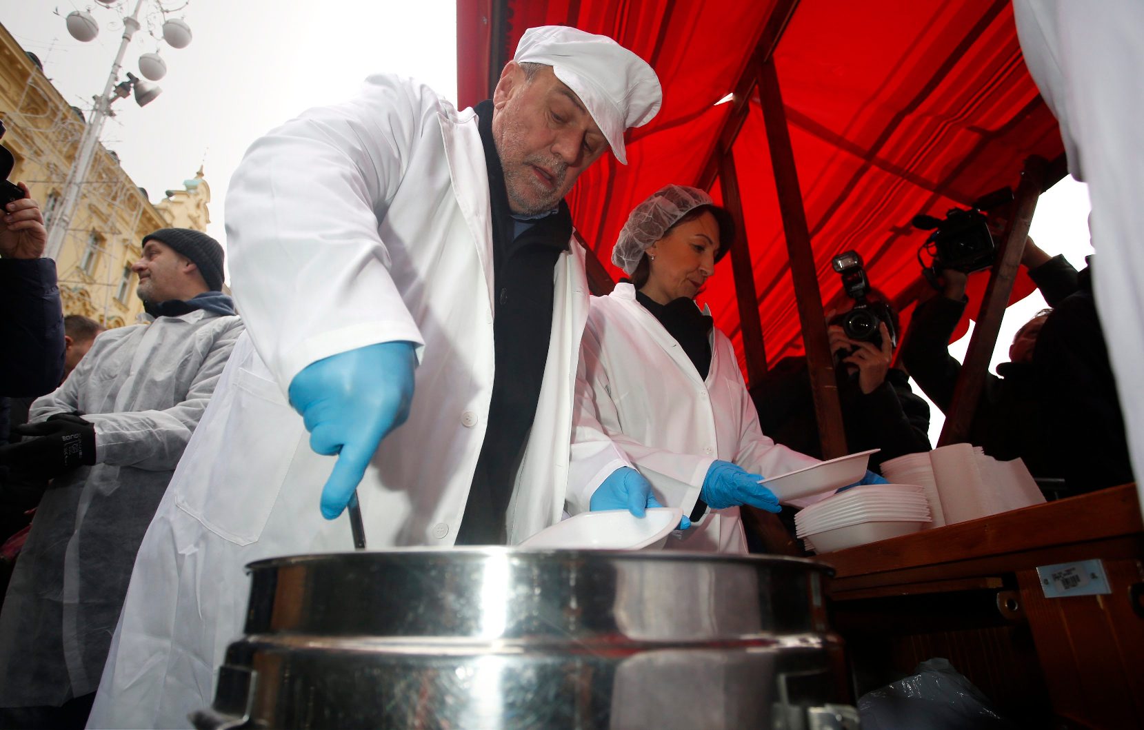 Građani koji su se danas zatekli na Trgu bana Jelačića mogli su kušati božićni bakalar kojeg je, već 4. godinu zaredom, među ostalima dijelio gradonačelnik Milan Bandić