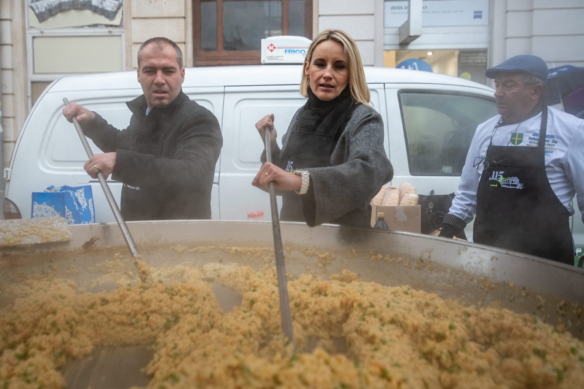 Na pulskoj tržnici se na Badnje jutro spremalo 400 porcija rižota s kozicama i bižima u velikoj padeli. Na fotografiji: Robert Cvek i Elena Puh Belci
