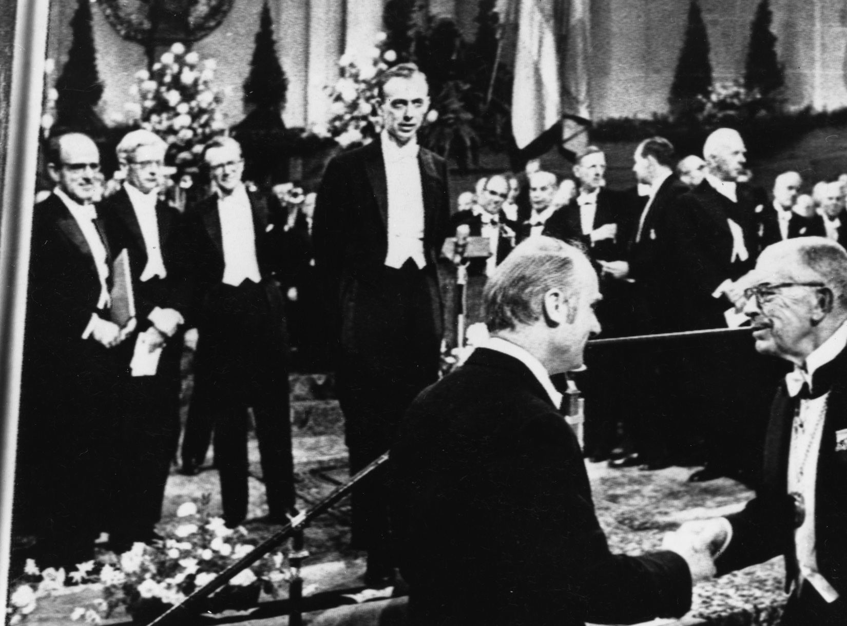 James Watson i Francis Crick primaju Nobelovu nagradu