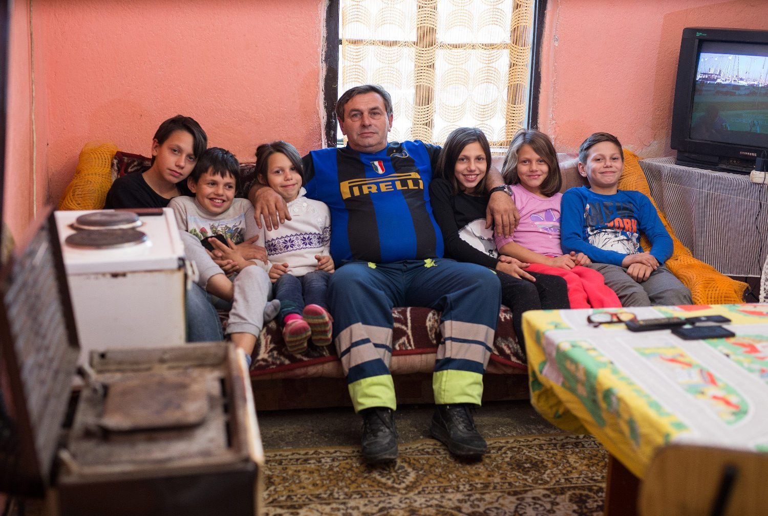  Zdravko (13), Luka (9), Ana(7), tata Radoslav, Ivana(11), Marija (9), Dejan (10)