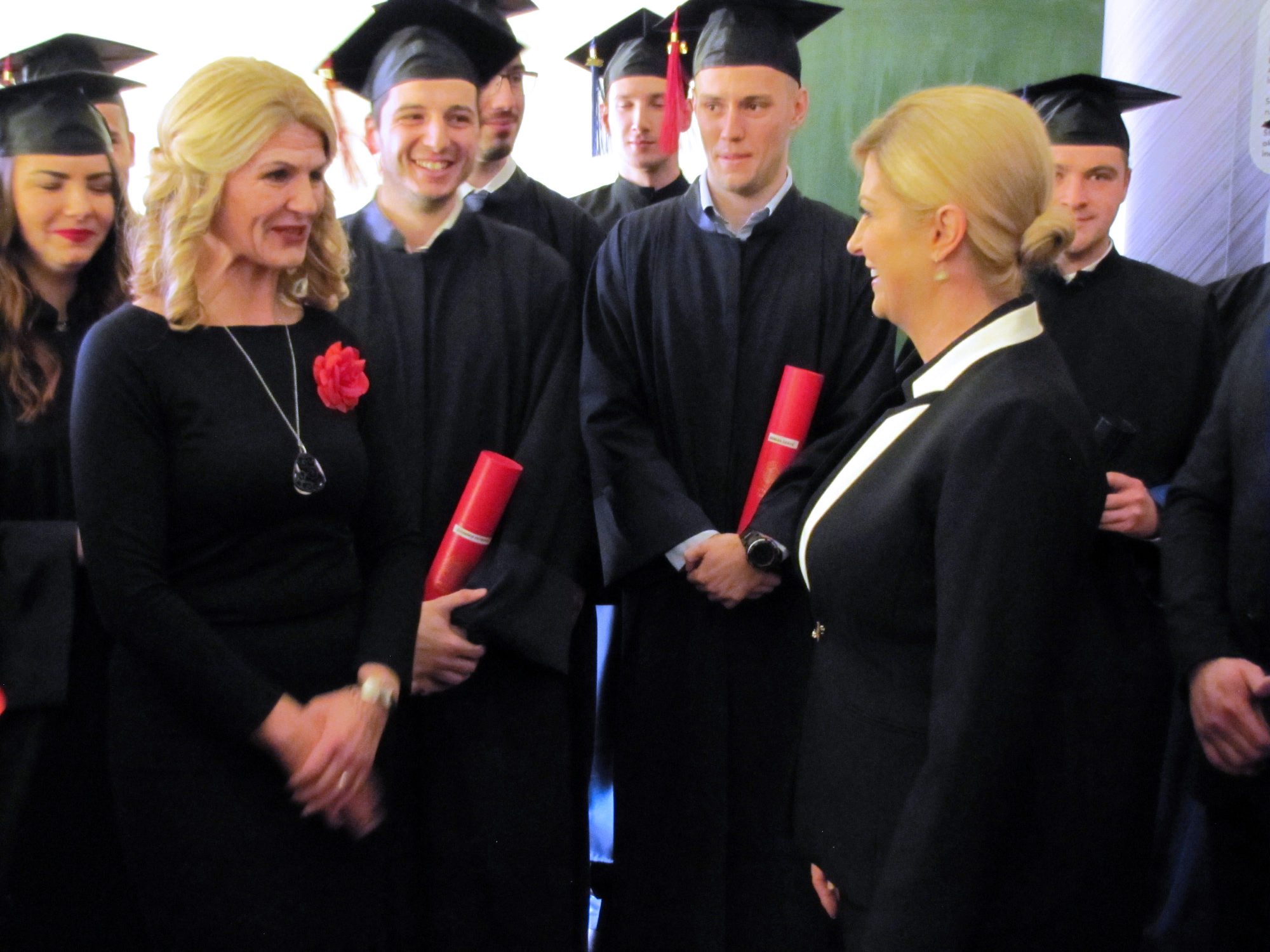 Kolinda Grabar-Kitarović u Sisku s dekanicom Metalurškog fakulteta Zdenkom Zovko Brodarac i diplomantima Metalurškog fakulteta