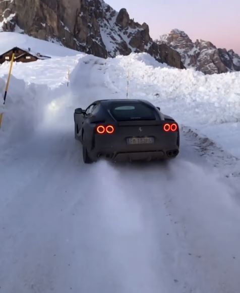 ferrari-812-superfast-plays-winter-sports-in-the-italian-alps-drifts-aplenty-123137_1