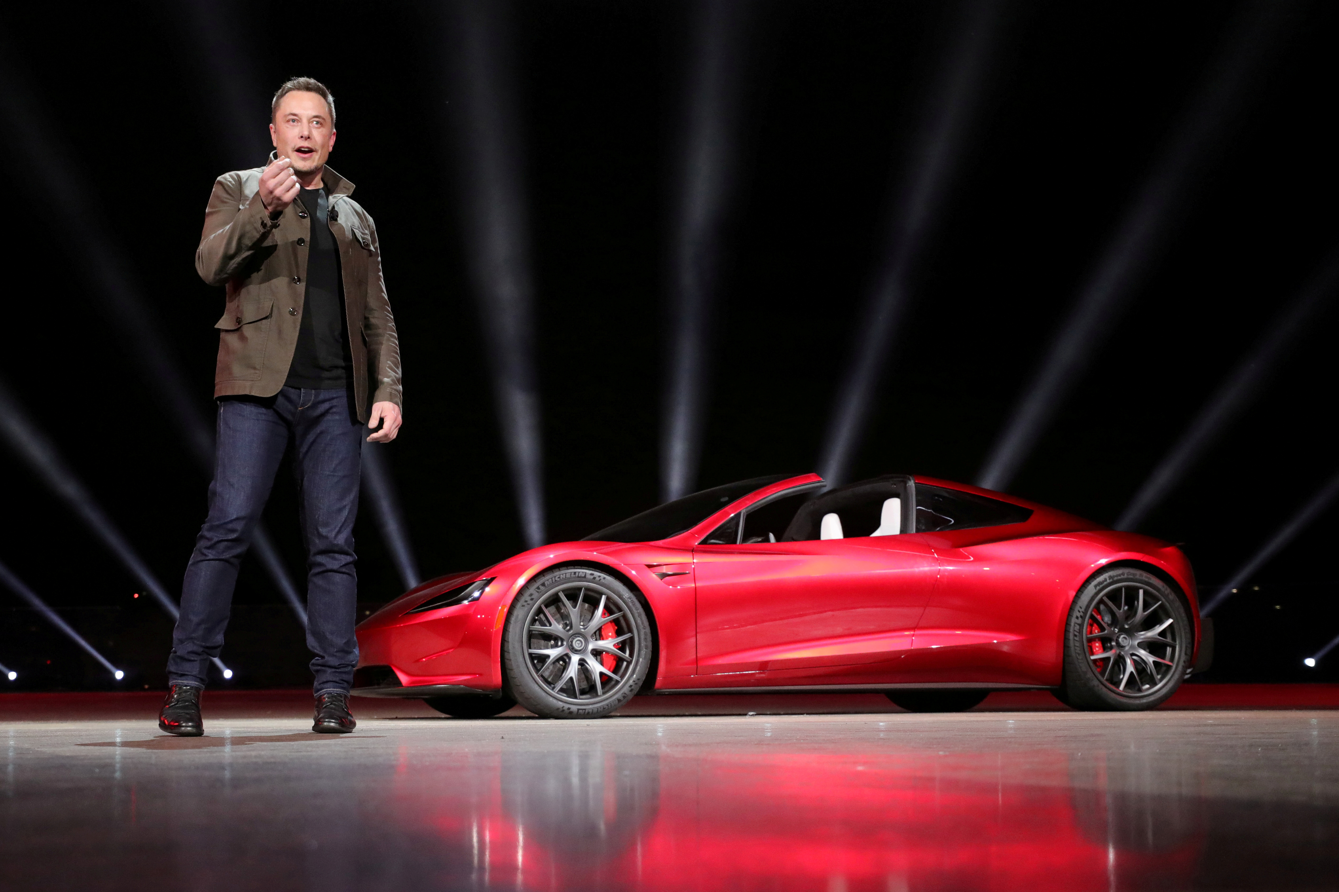 Elon Musk ispred Tesla Roadstera
