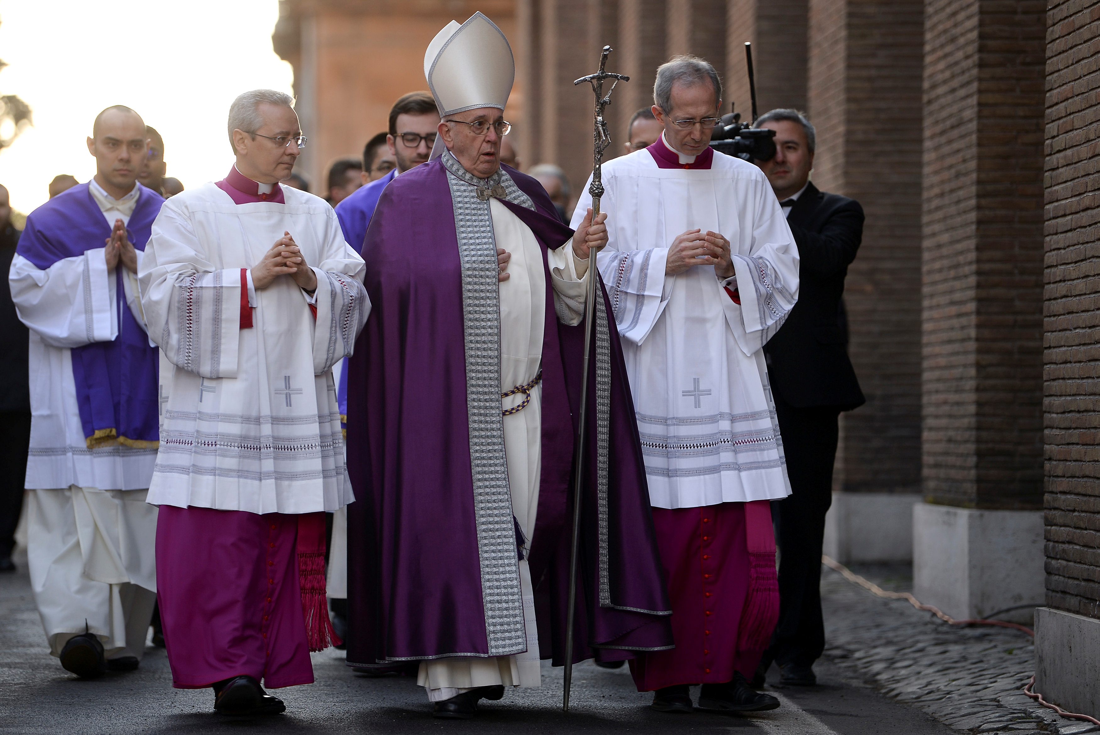 2018-02-14T162039Z_943137592_RC13D8D485C0_RTRMADP_3_ASH-WEDNESDAY-POPE