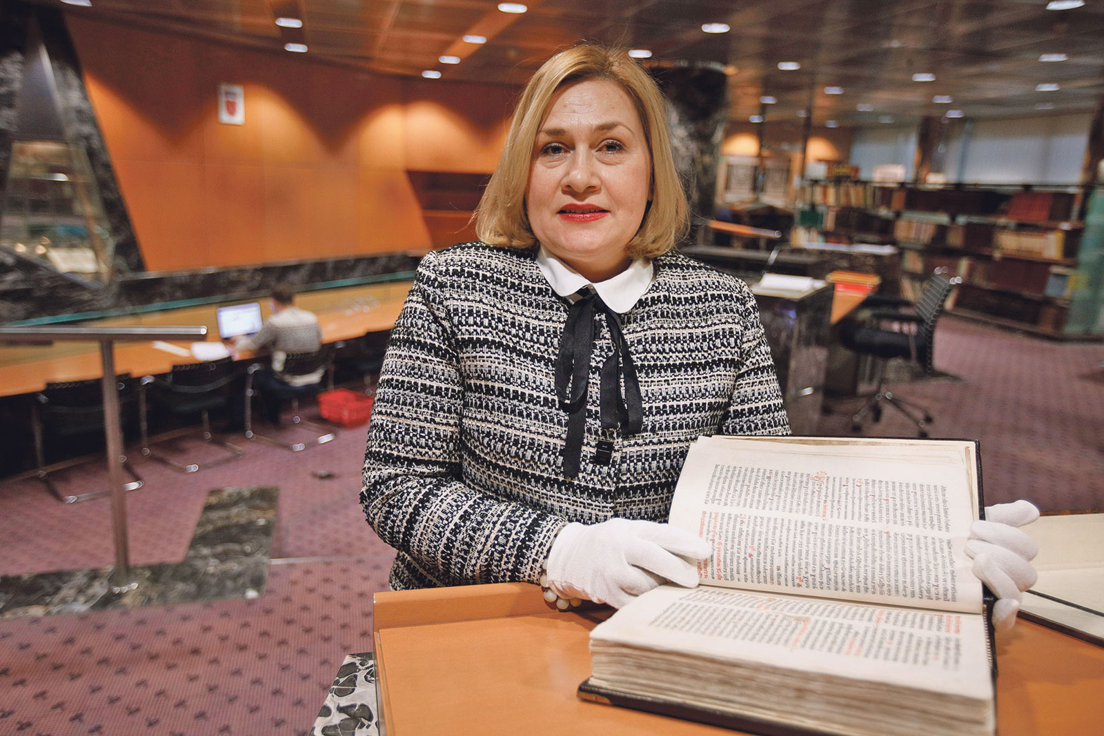 Na fotografiji: ravnateljica Tatijana Petrić lista “Misal po zakonu rimskog dvora”