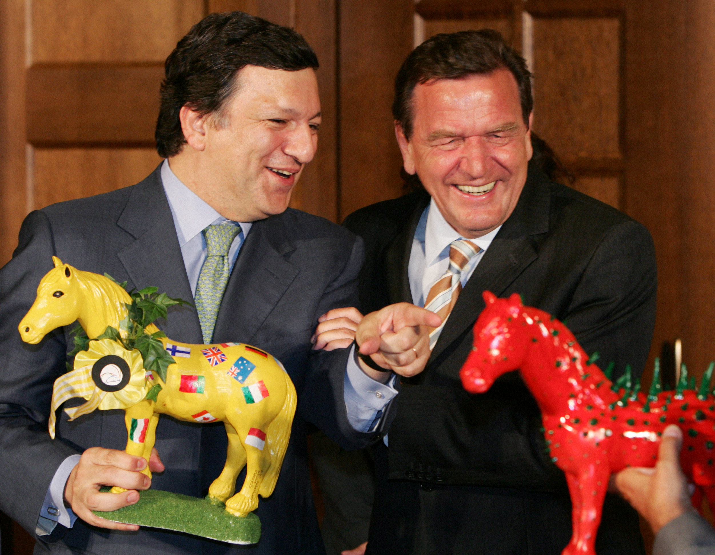 Jose Barroso (lijevo) bio je portugalski premijer te se družio s njemačkim kancelarom Gerhardom Schröderom. Njih su obojica klasični primjer osoba kojima je politički položaj omogućio da nakon isteka mandata dobiju jako unosne poslove: Barroso u velikoj investicijskoj banci, a Schröder, koji sada radi za Rosneft, radio je za Gazprom