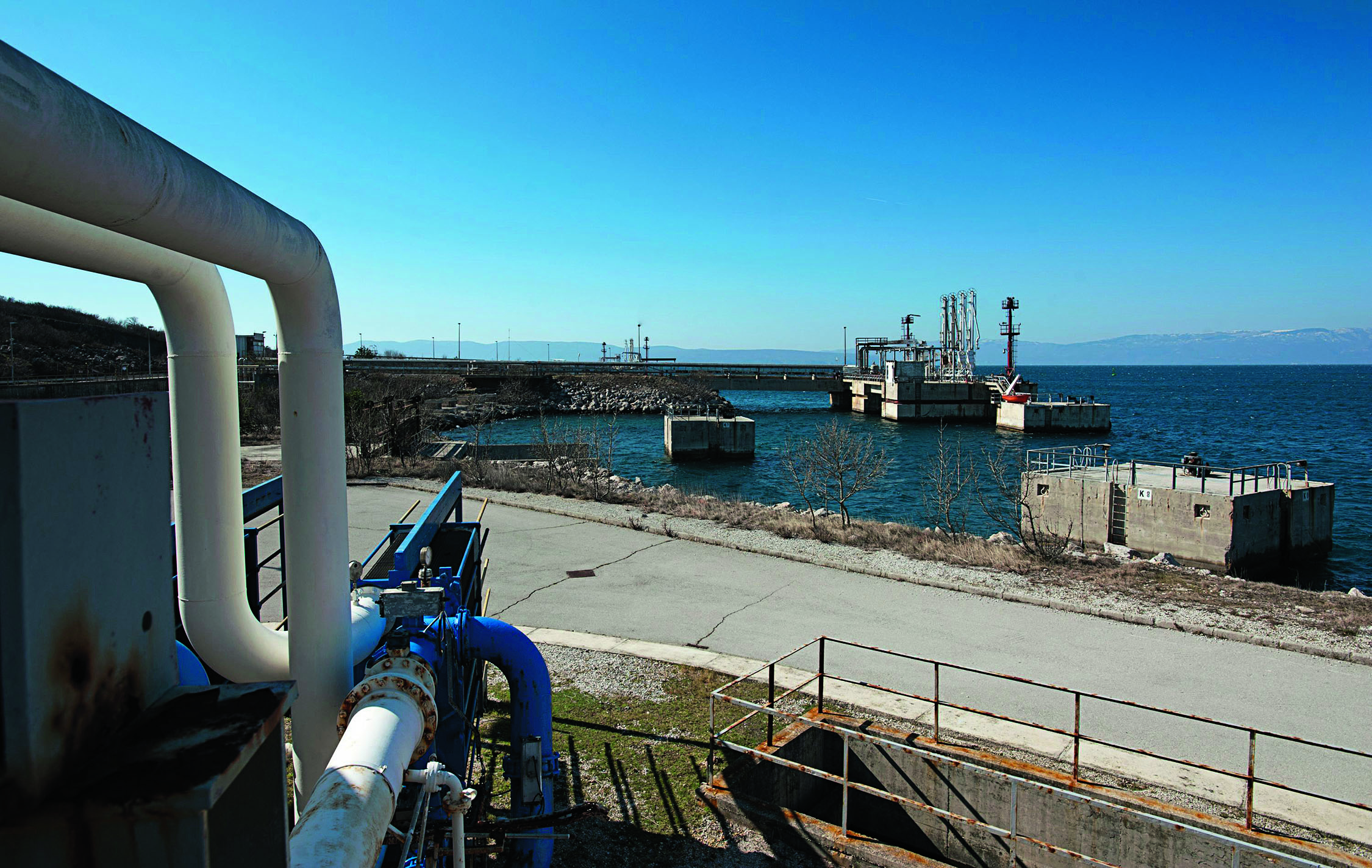 Detalj iz tvorničkog pristaništa u kompleksu u Omišlju