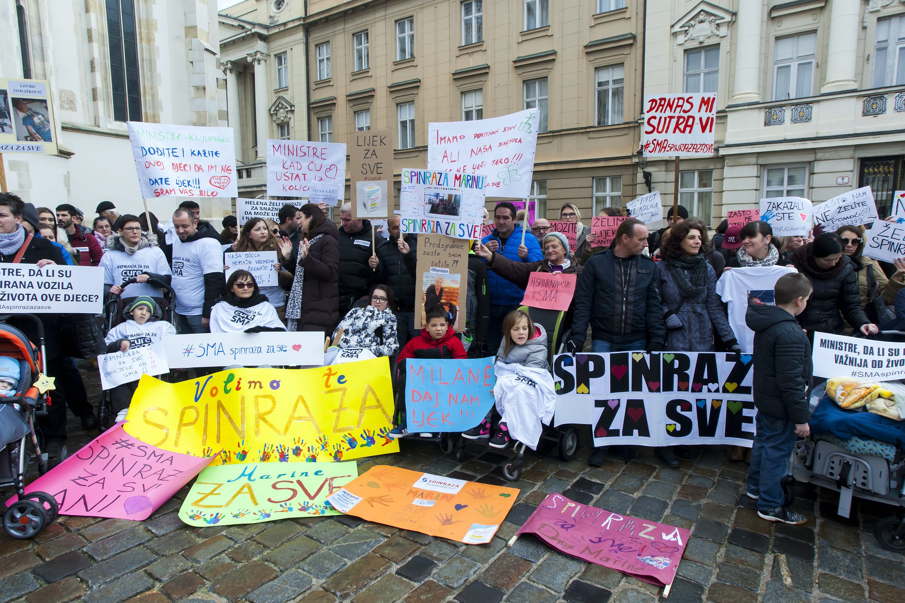 Arhiva (Zagreb 30.11.2017.) Prosvjed roditelja djece oboljele od spinalne mišićne atrofije na Markovom trgu zbog lijeka Spinraza.