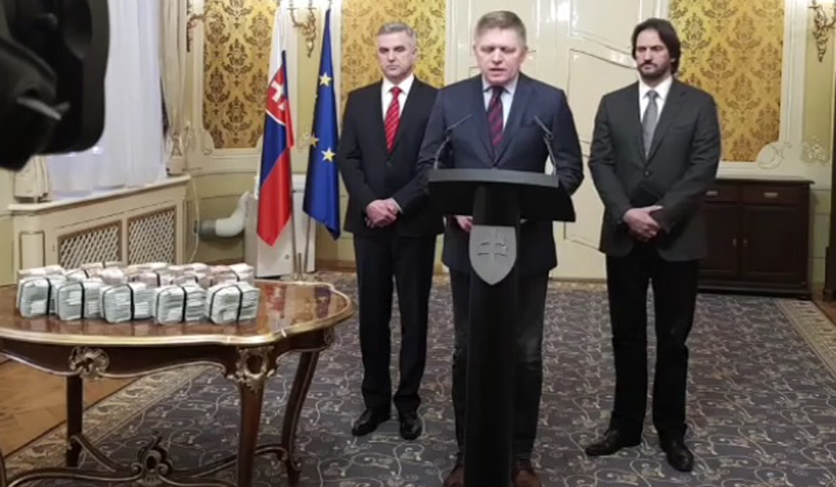 Premijer Fico na konferenciji za medije pored stola s milijun eura u gotovini, što predstavlja vladinu nagradu za informacije o ubojicama novinara