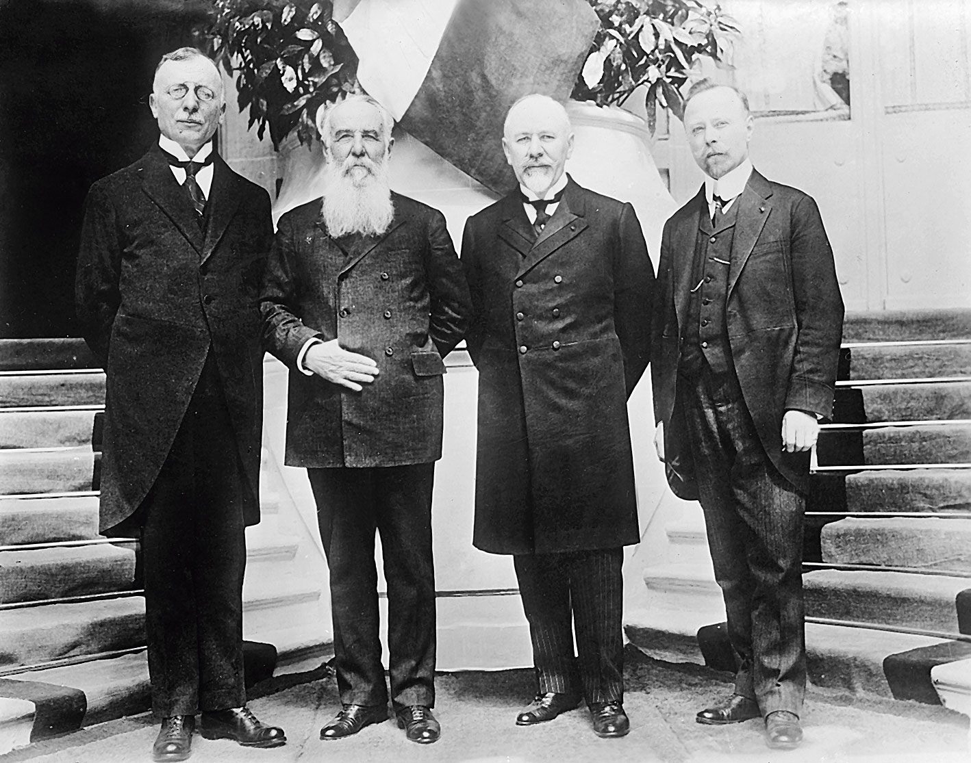 predstavnici južnih Slavena: hrvatski političar Ante Trumbić i srpski vođa Nikola Pašić s Milenkom Radomarom Vesnićem i Ivanom Zolgerom na Pariškoj mirovnoj konferenciji 1919. godine