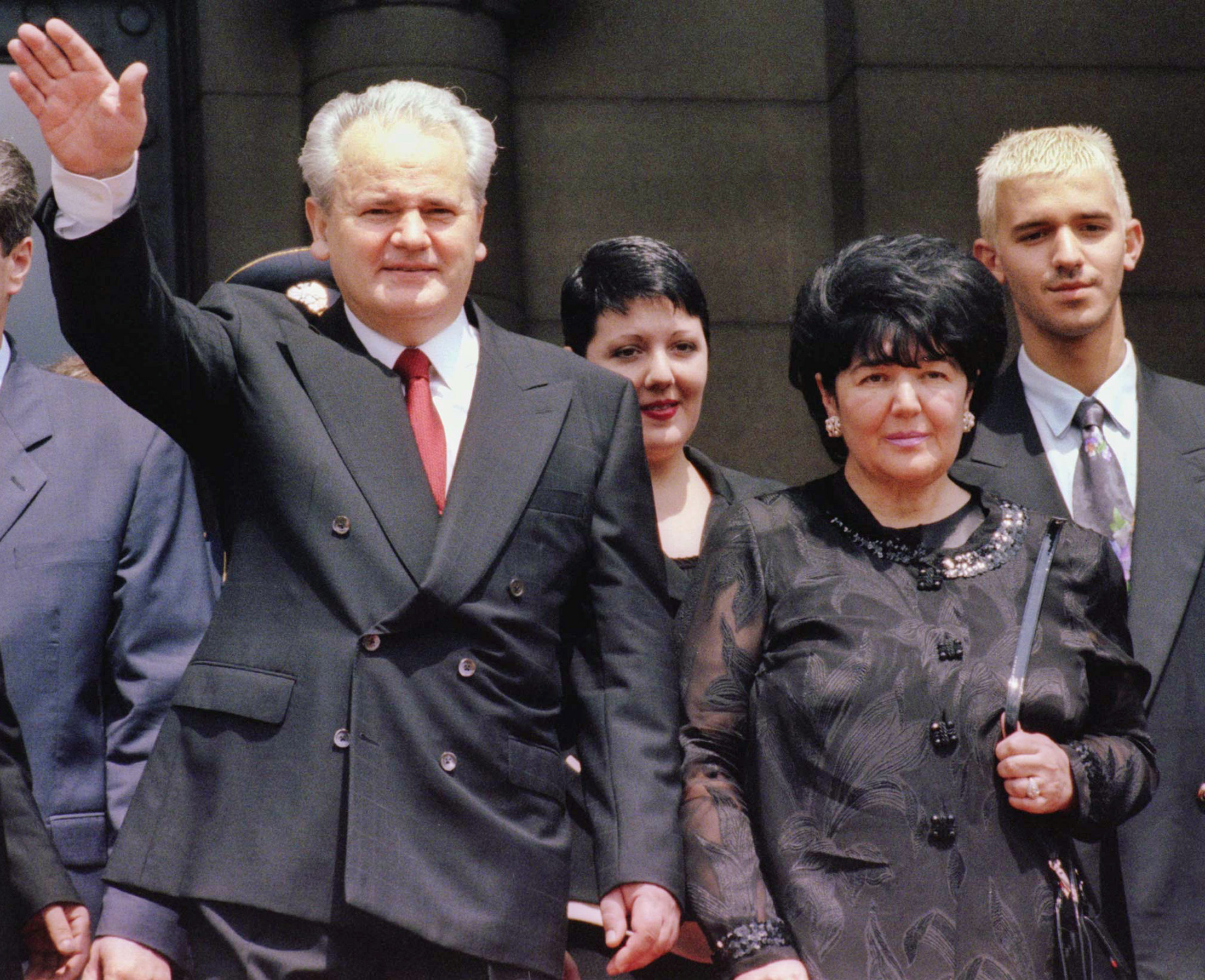 Slobodan Milošević, kćer Marija Milošević, supruga Mira Marković i sin Marko Milošević snimljeni 1997. u Beogradu 