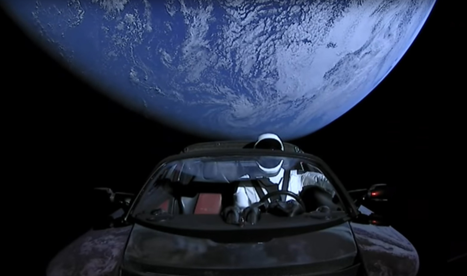 Pogled iz Tesle roadstera na Zemlju 