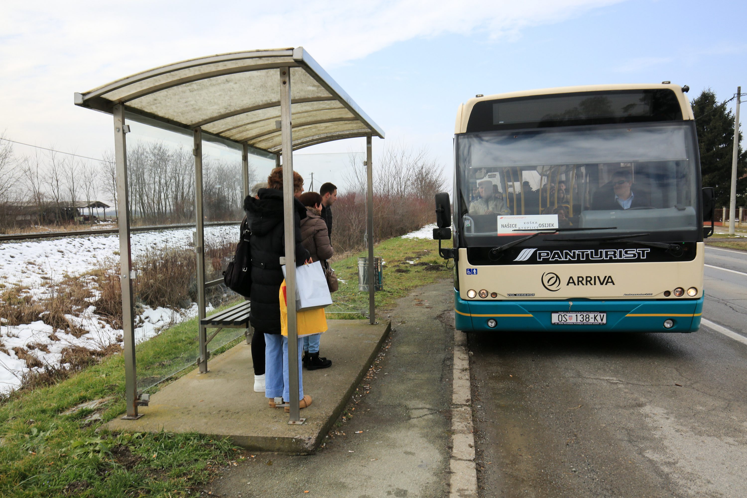 Na fotografiji: mještani Samatovaca putuju u Osijek na posao i u školu
