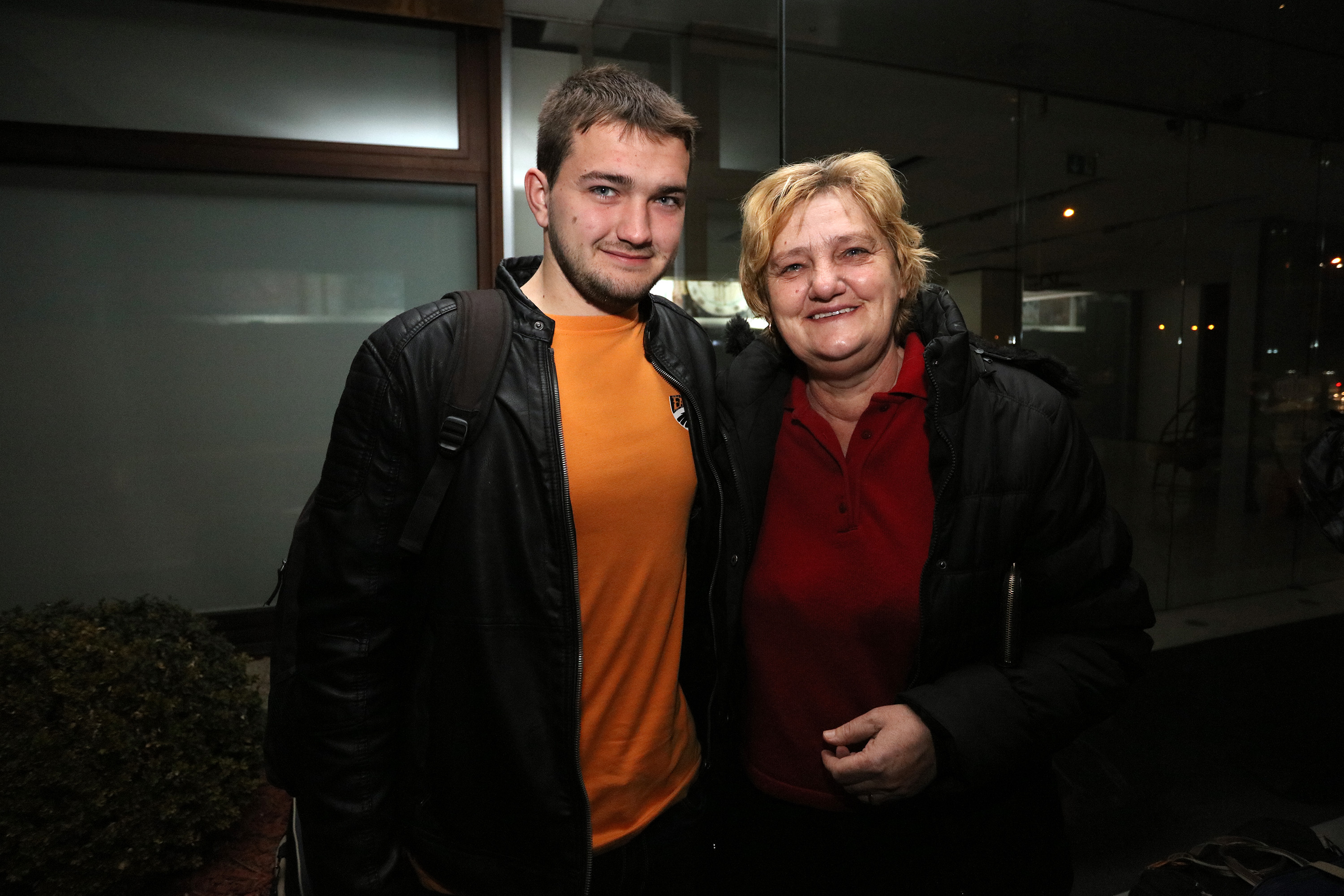 Novi Podravkin radnik koji je krenuo u Mirnu Rovinj: Marin Muktić (19) iz Sirove Katalene završio je srednju graditeljsku školu te je bio bez posla. Na fotografiji je s majkom 