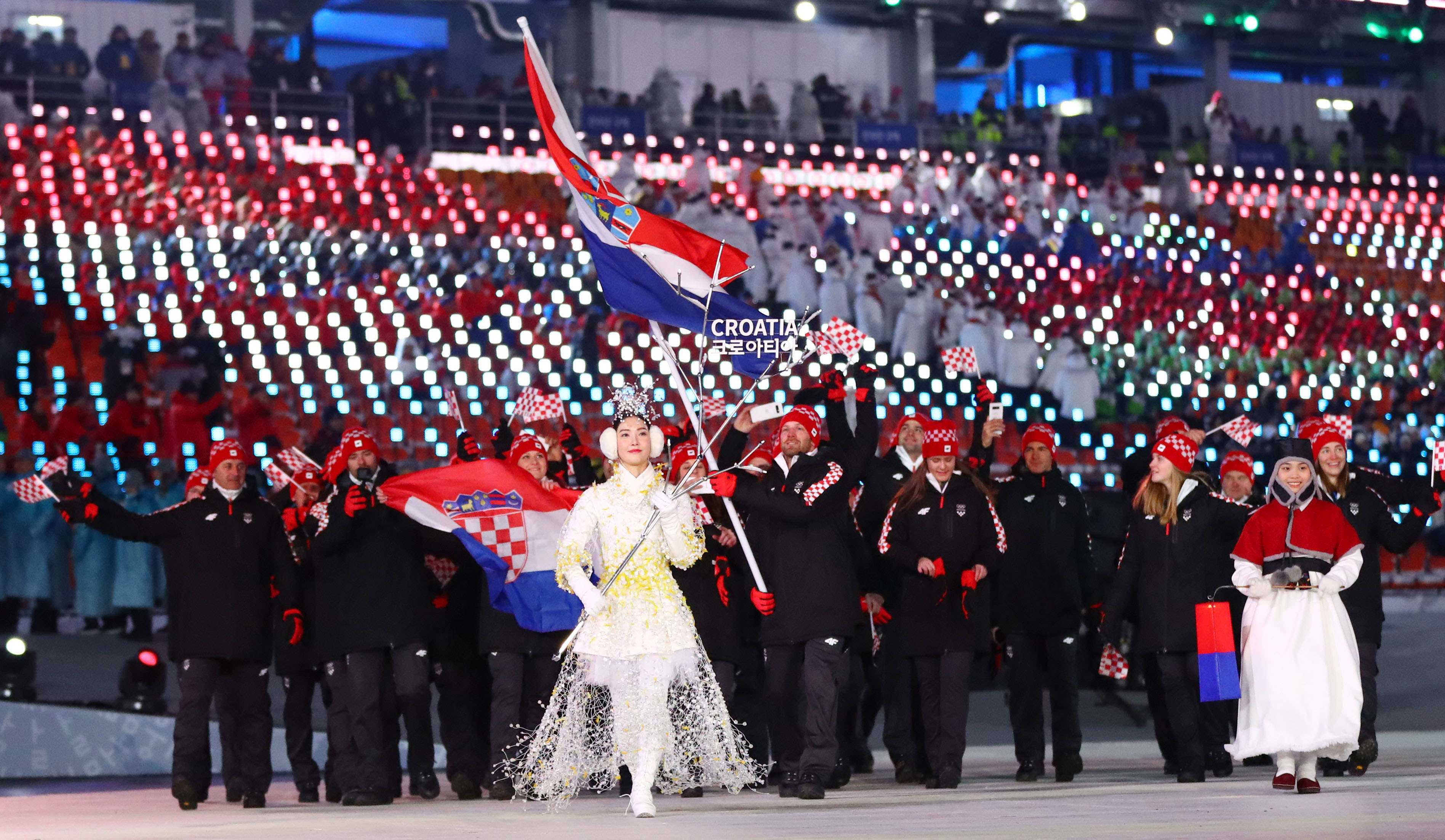 2018-02-09T125038Z_2147051126_DEVEE290ZODO4_RTRMADP_3_OLYMPICS-2018-OPENING