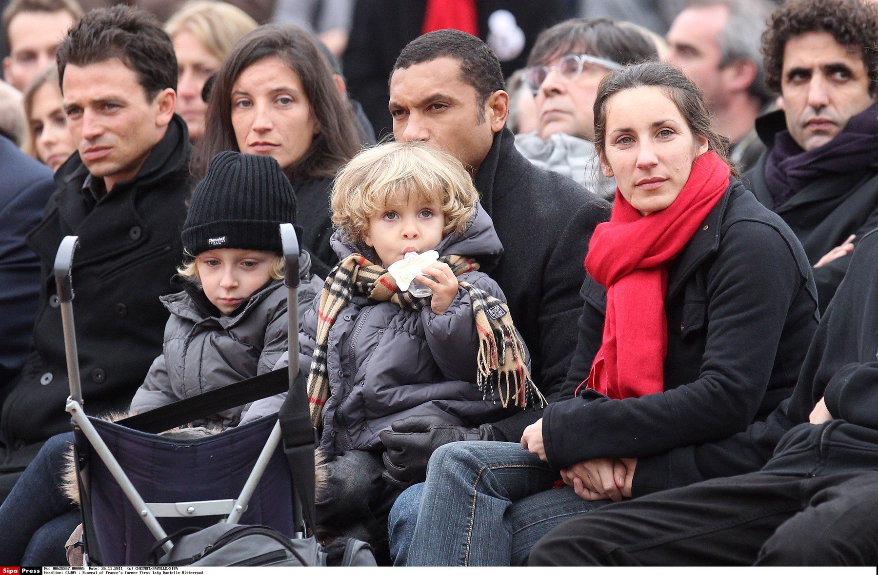 Pascale Mitterrand (s crvenim šalom) na pogrebu svoje bake Danielle Mitterrand