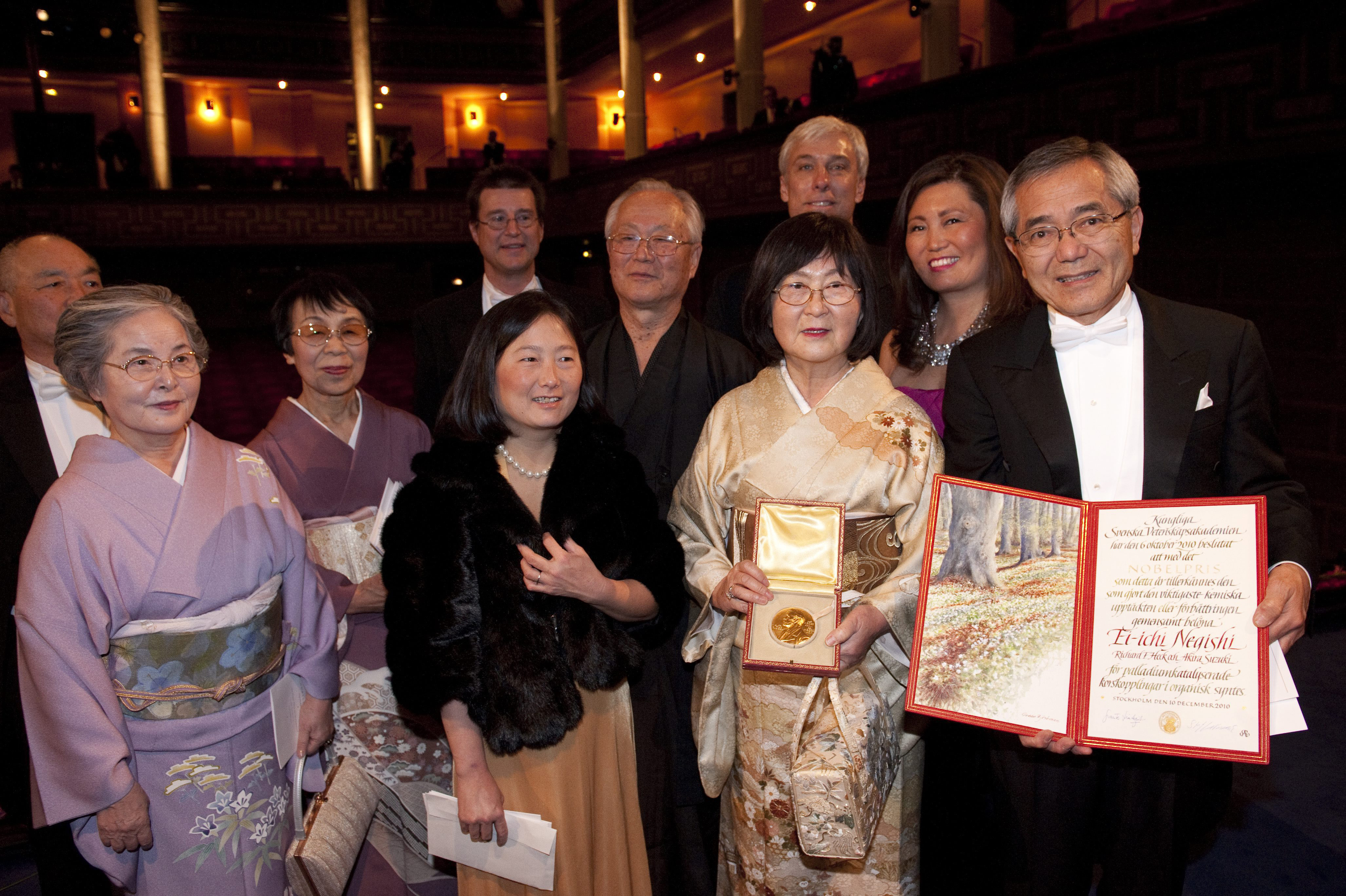 Ei-ichi Negishi i supruga Sumire s obitelji prilikom dodjele Nobelove nagrade