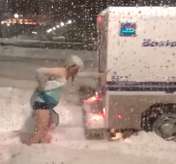 boston-police-van-stuck-in-snow-gets-a-hand-from-man-dressed-as-disneys-elsa-124321_1