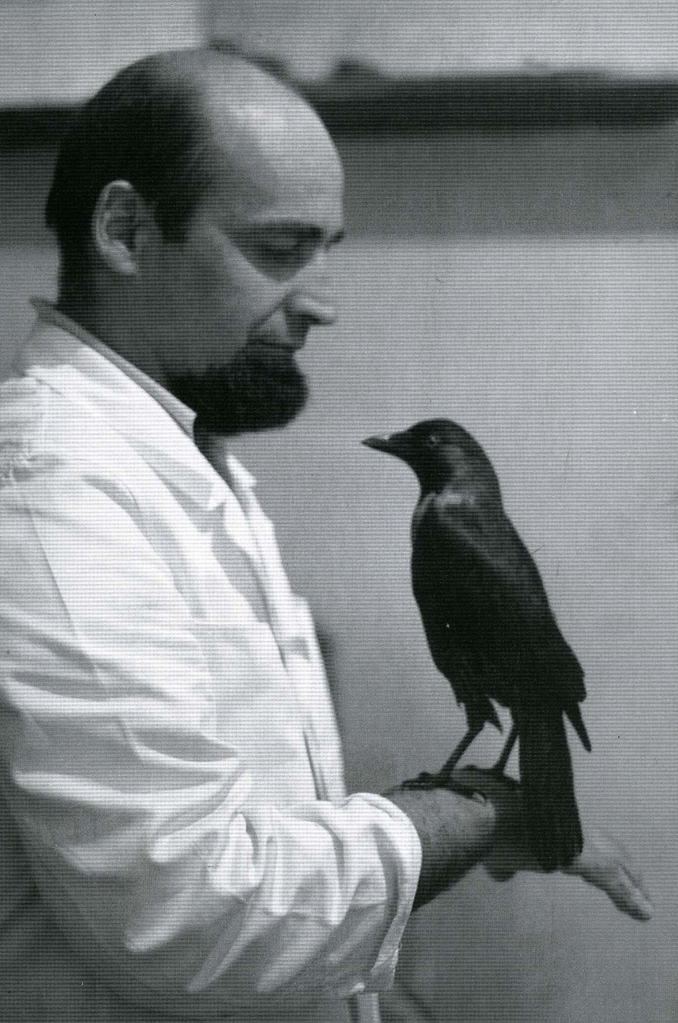 Ovaj fascinantni Tisnikarev portret s vranom djelo je Dragiše Modrinjaka, klasika slovenske fotografije i mariborskog fotokroničara. Slika je dio arhiva Koroške galerije likovnih umetnosti, koja se brine i o likovnoj zaostavštini Jože Tisnikara