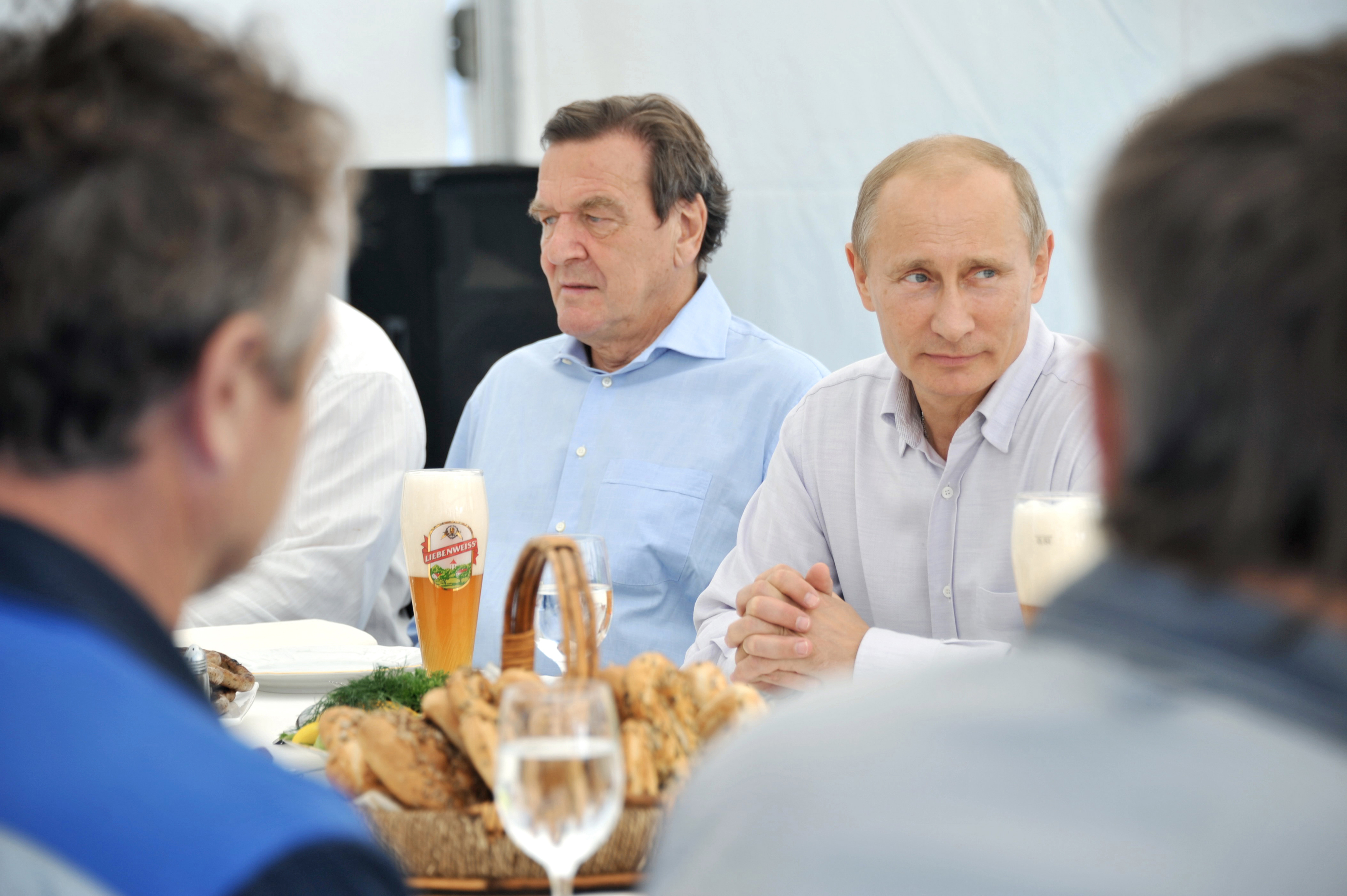 Vladimir Putin i Gerhard Schroeder 2011. godine na ručku s radnicima u Portovayu
