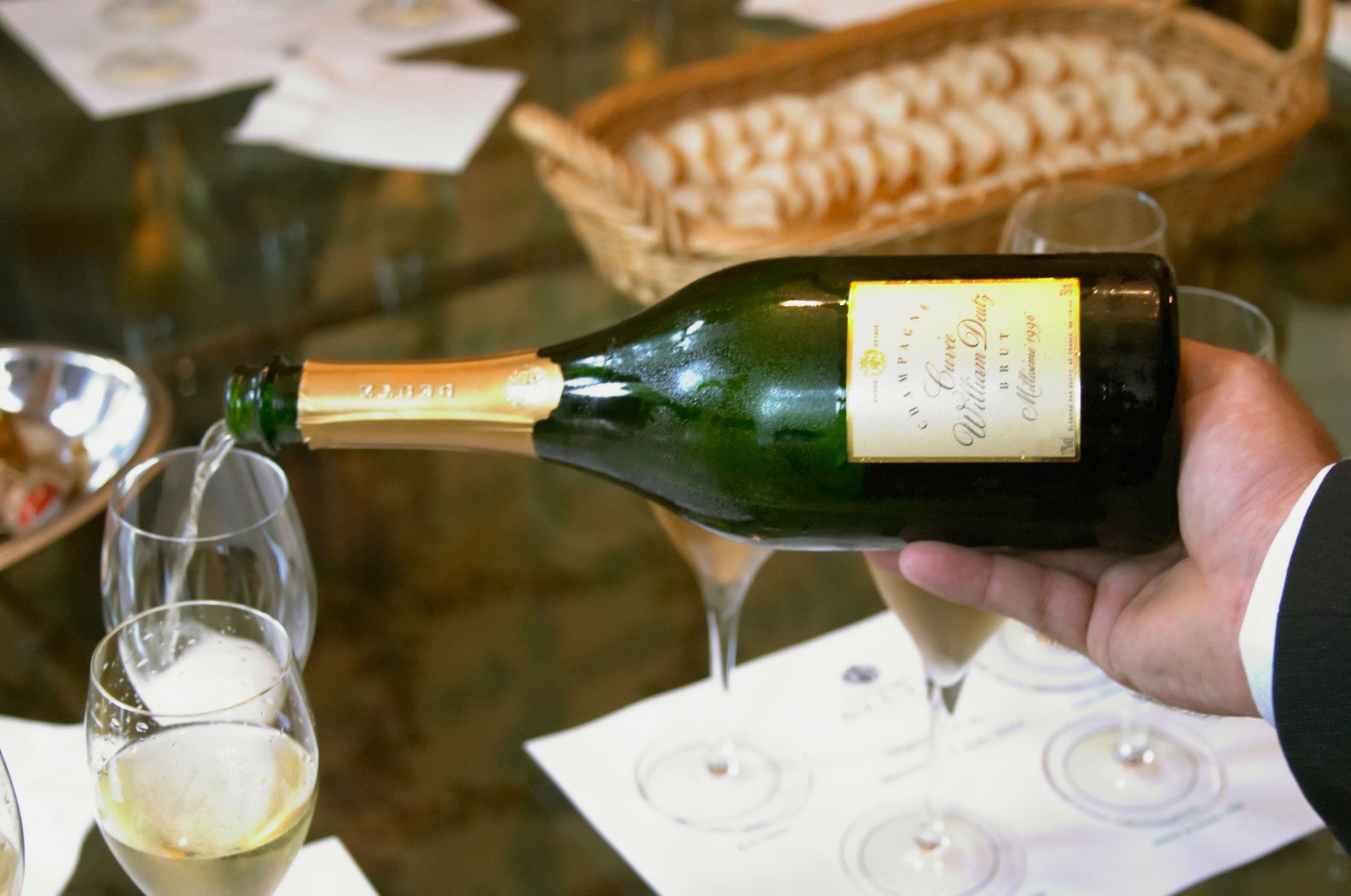 Ilustracija: Točenje šampanjca