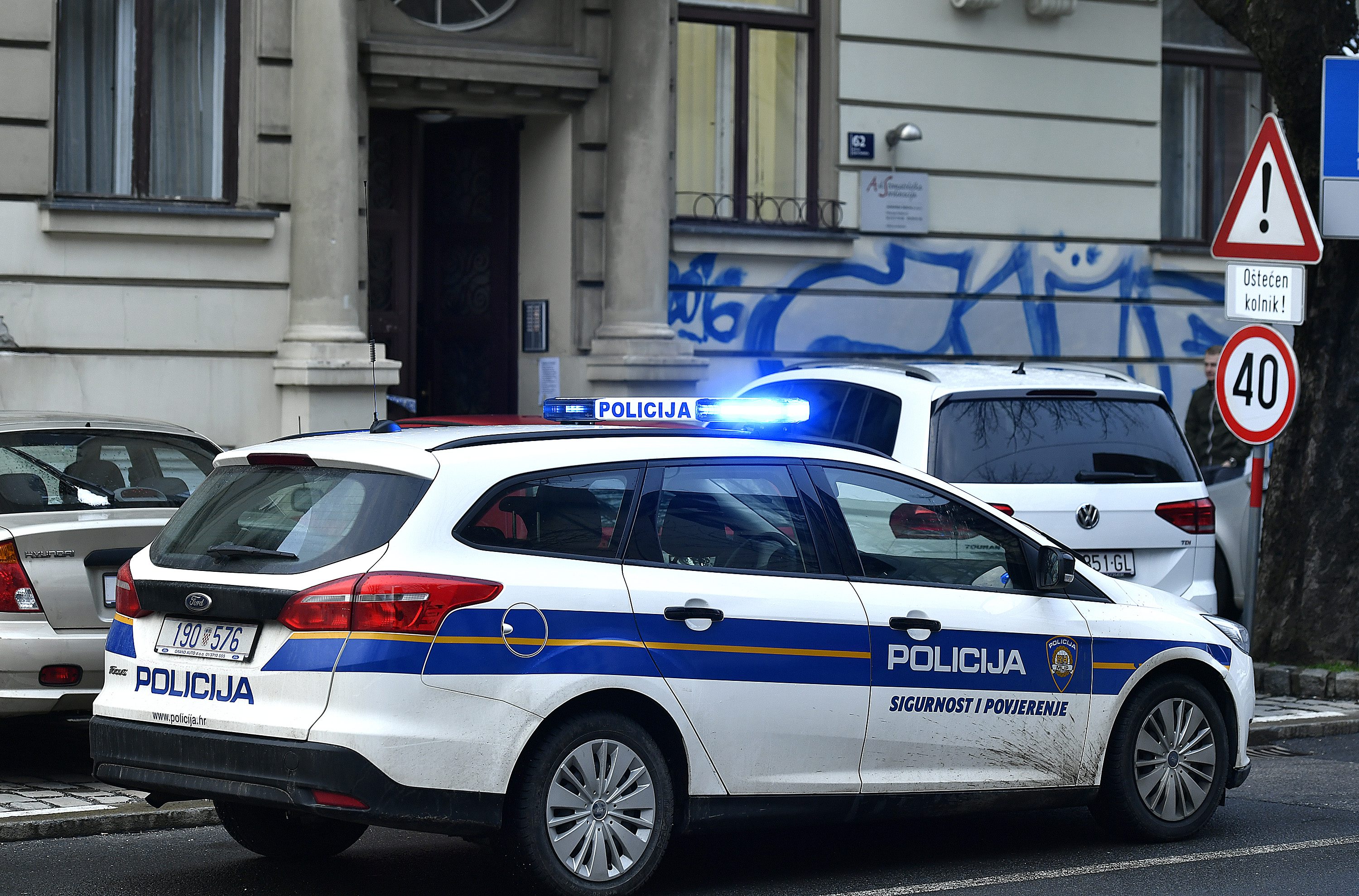 Danas popodne oko 16 sati u stanu je pronađeno mrtvo tijelo muškarca. Sumnja se na nasilnu smrt, a policijski očevid je u tijeku.