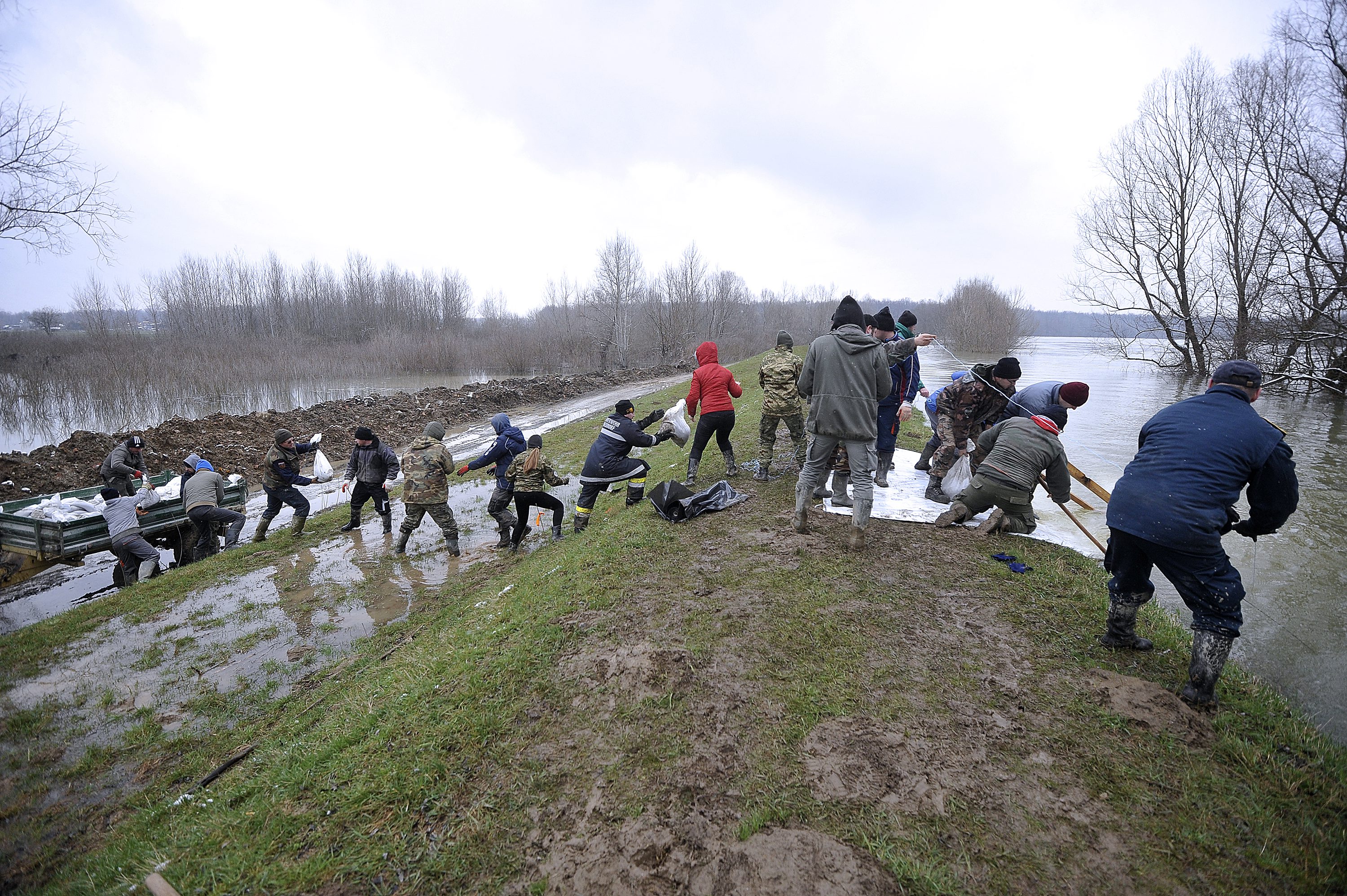 Mještani i vatrogasci krpaju nasip kod Košutarica