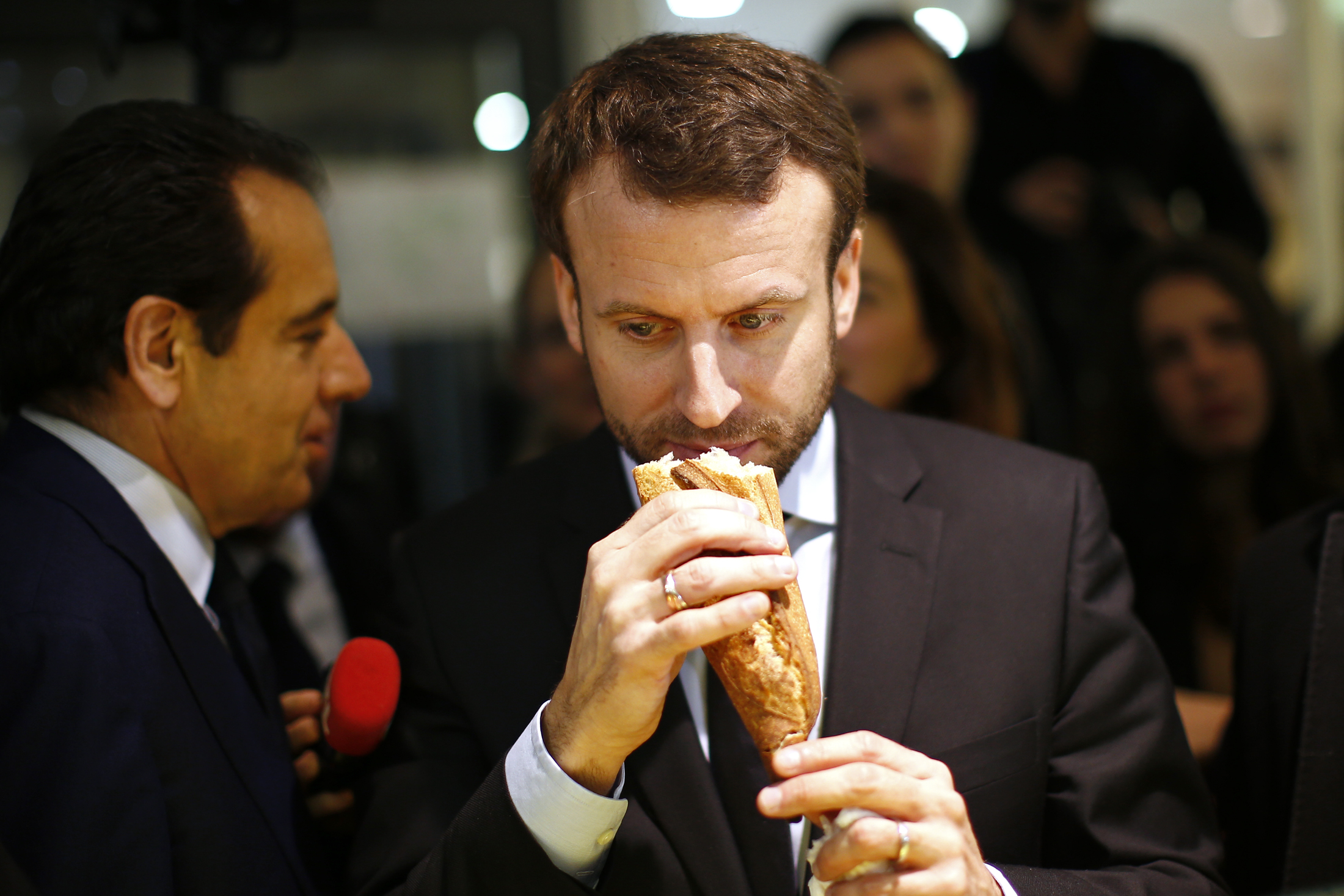 Arhiva, siječanj 2016.: Emmanuel Macron uživa u klasičnom francuskom sendviču u jednom šoping centru u Parizu 