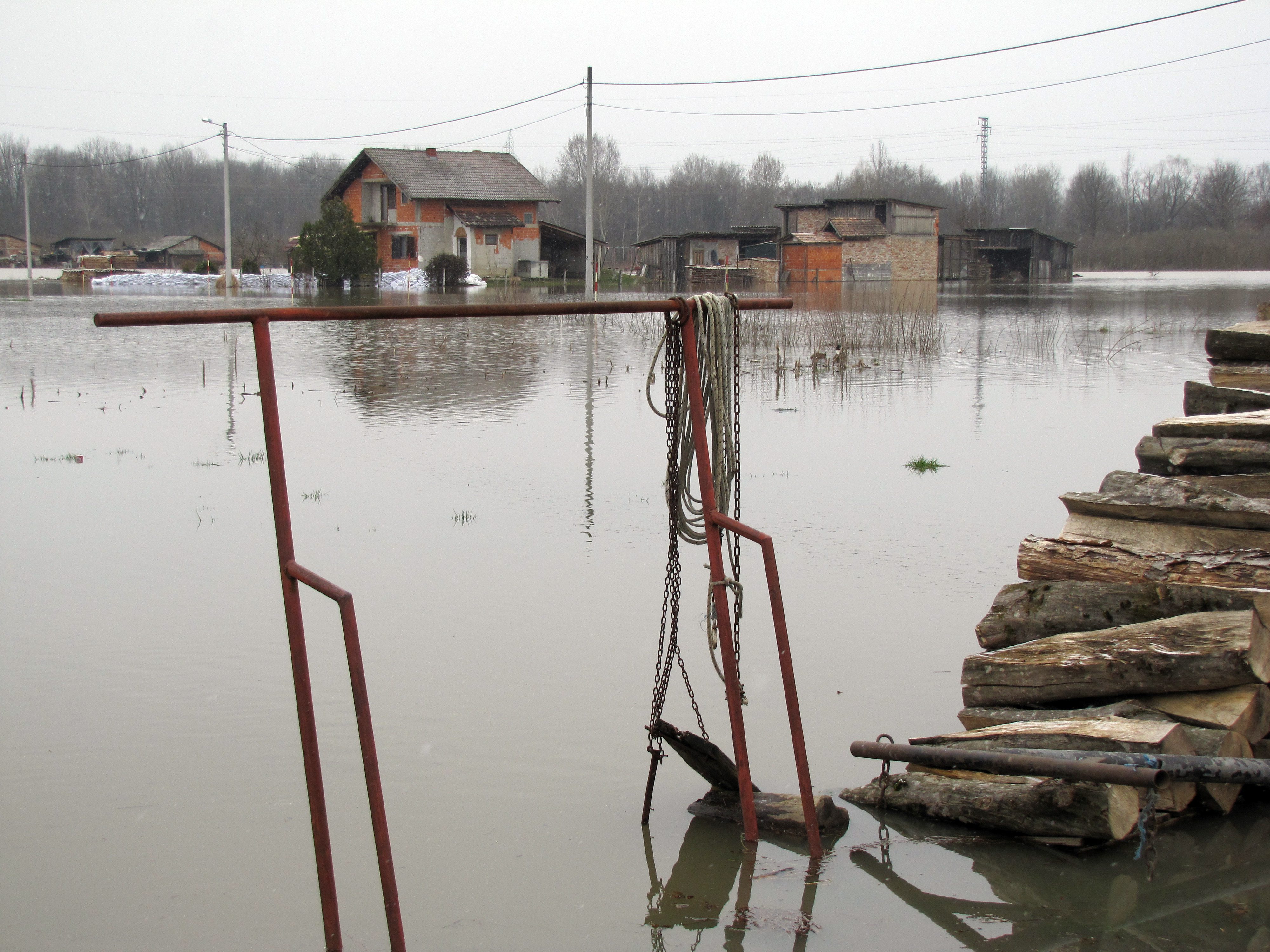 Stanovnici sisačkih prigradskih naselja Sela, Stupno, Odra, Staro Praćno i Žabno vec danima strahuju od zaobalnih voda iz retencije Odransko polje. Voda raste oko centimetar na sat i svi se boje da će se ponoviti 2014. kada je voda ušla u pedesetak kuća. Do mnogih se kuća može samo čamcem ili privremenim mostovima od vreća i dasaka Foto: Mate Piškor
