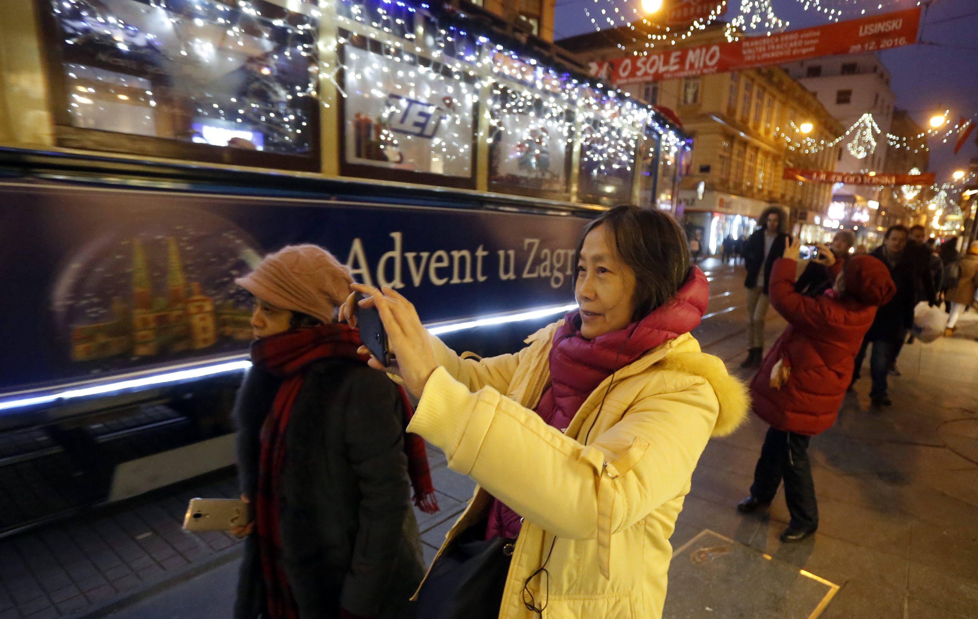 Turisti u Zagrebu tiejkom Adventa