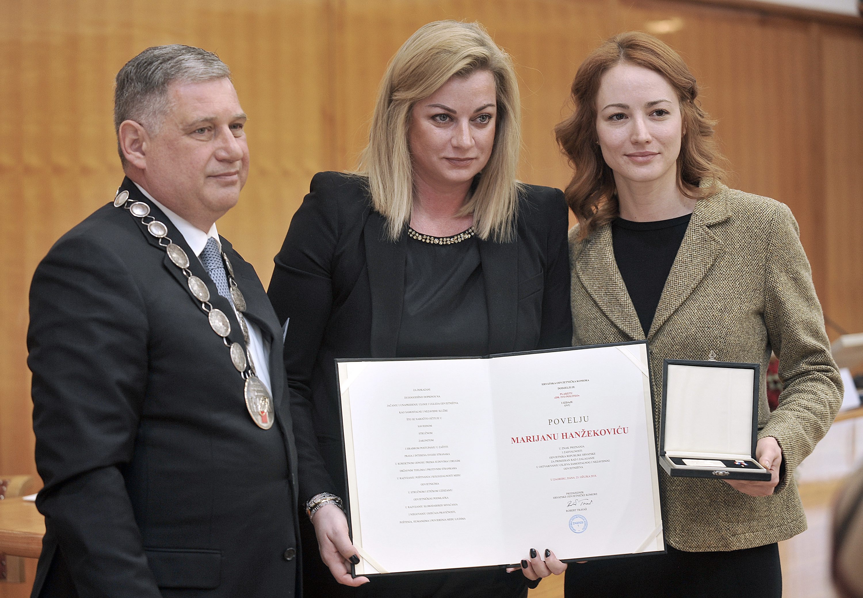 Na fotografiji: Ana i Dora Hanžeković primaju priznanje za Marijana Hanžekovića