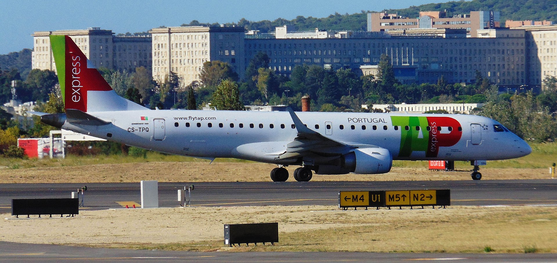 Embraer_190_TAP_portela_CS-TPQ