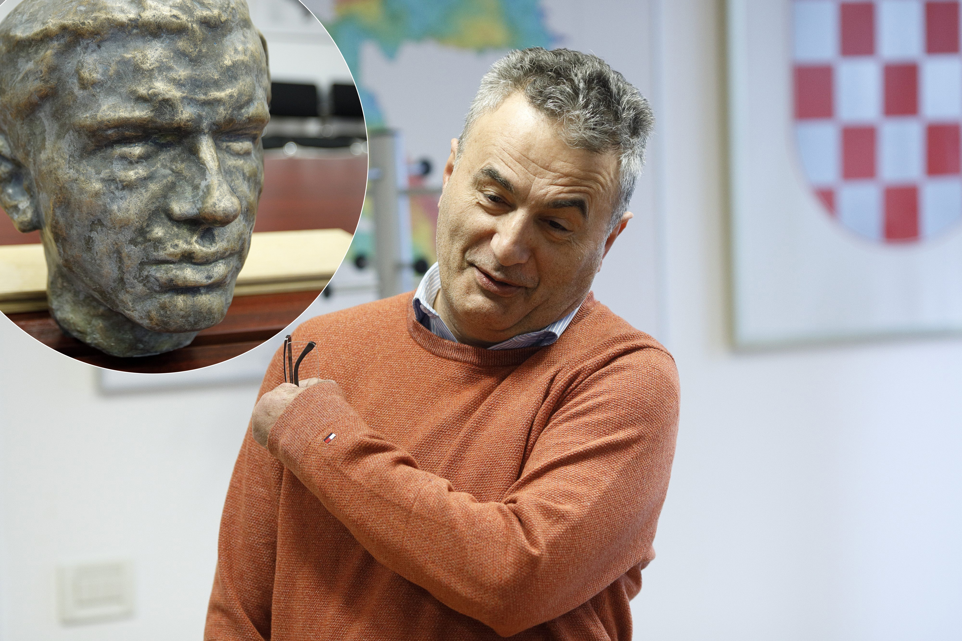 Izvanredna konferencija za novinare Ureda za upravljanje u hitnim situacijama Grada Zagreba. Na fotografiji: Pročelnik Ureda Pavle Kalinić, a u krugu pronađena bista Ive Lole Ribara