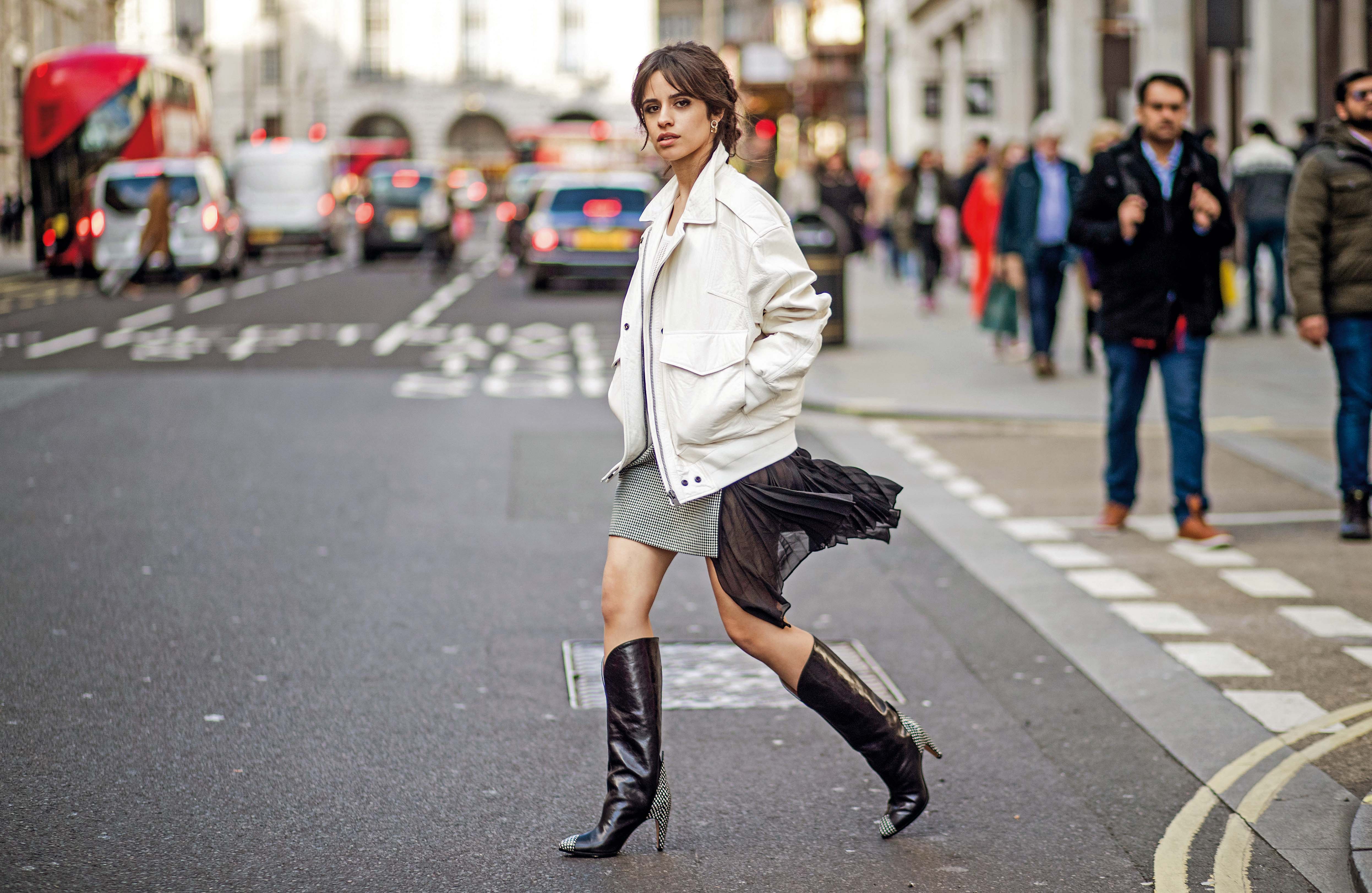 Na ulicama Londona u kreaciji modne kuće Givenchy