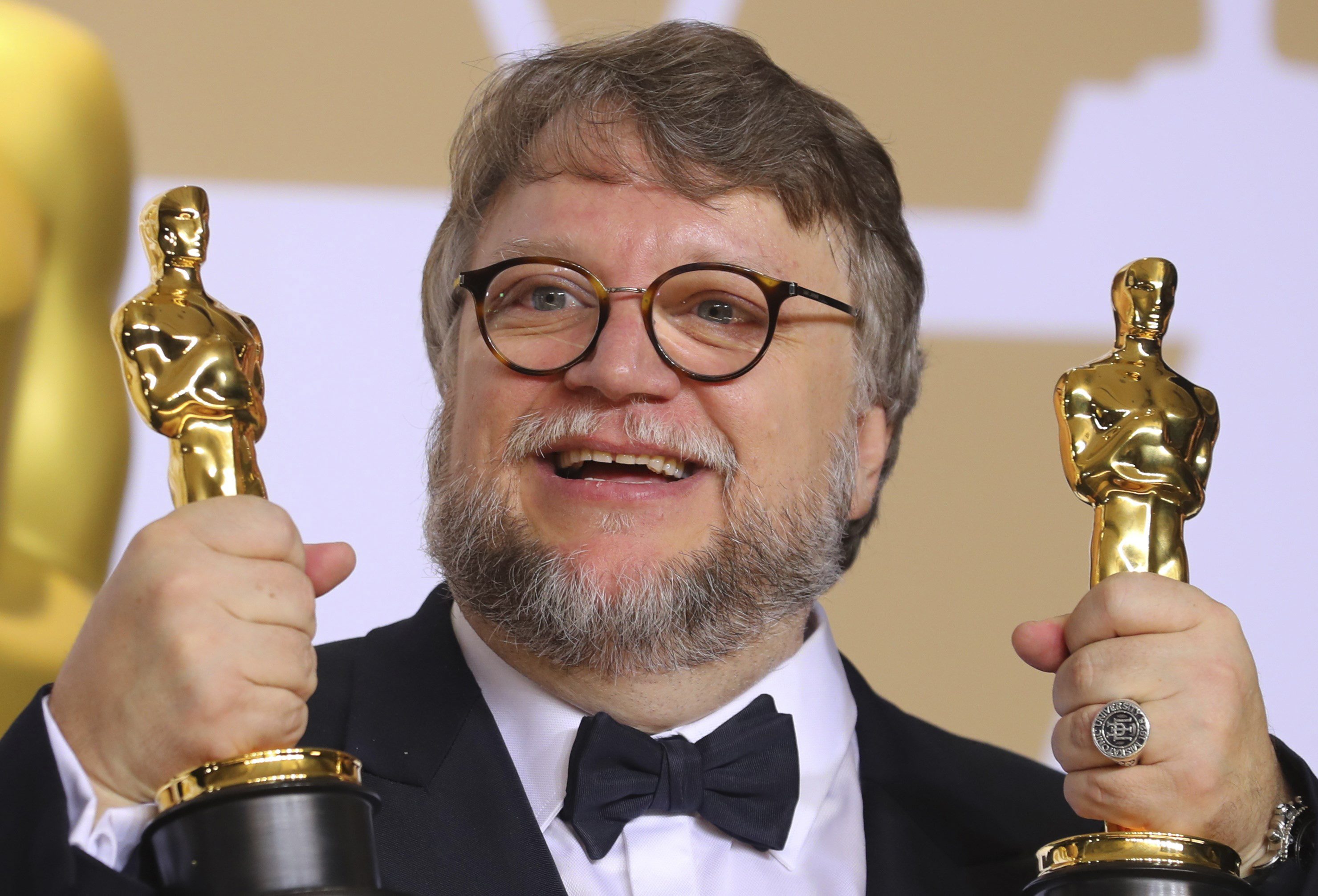 2018-03-05T055055Z_1983145507_HP1EE350G8UM3_RTRMADP_3_AWARDS-OSCARS