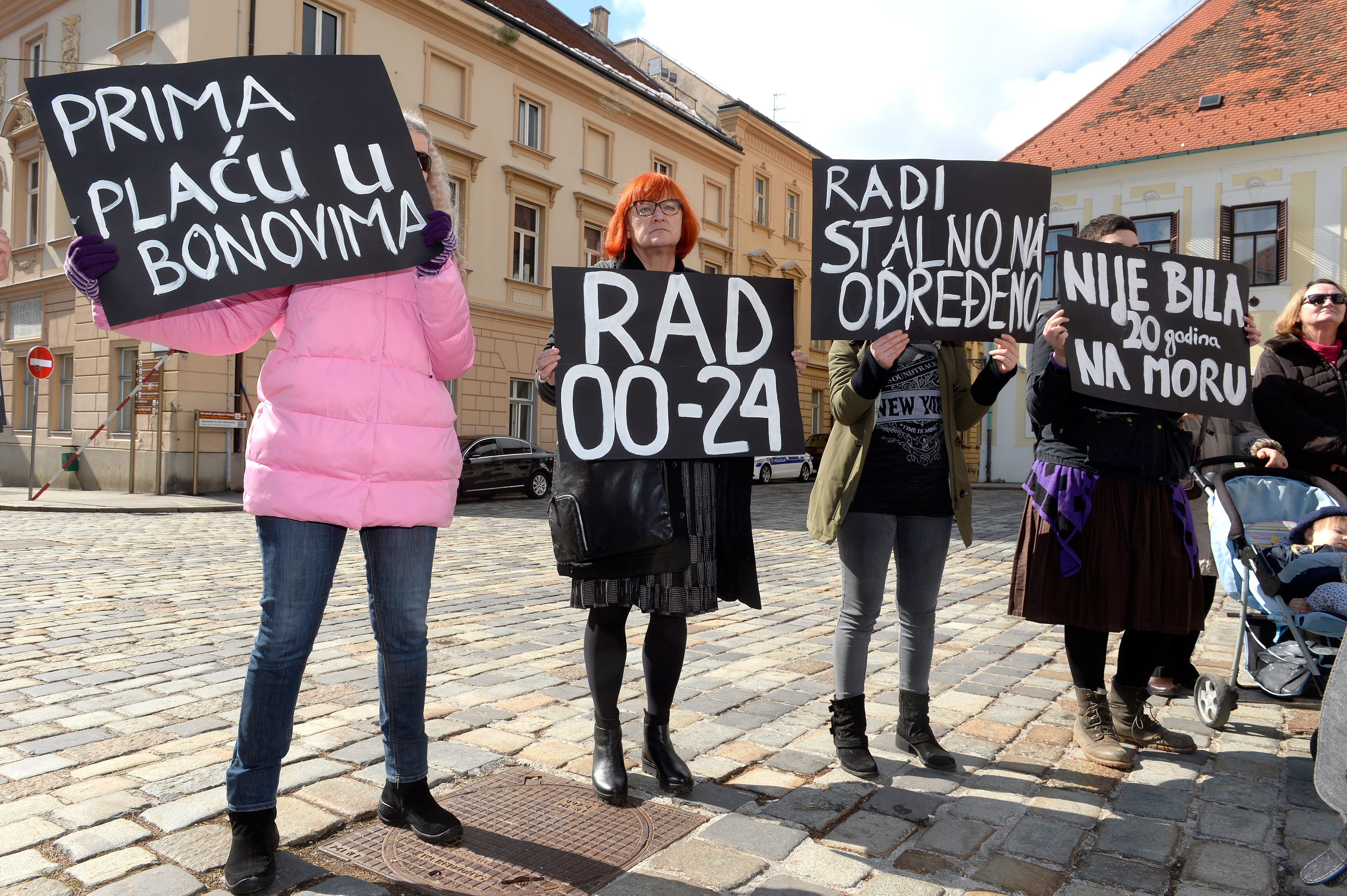 Markov trg. U povodu Međunarodnog dana žena udruga Ženska mreža Hrvatske održala je  protestnu akciju pod nazivom 'Blagajnica hoće ići na more' 