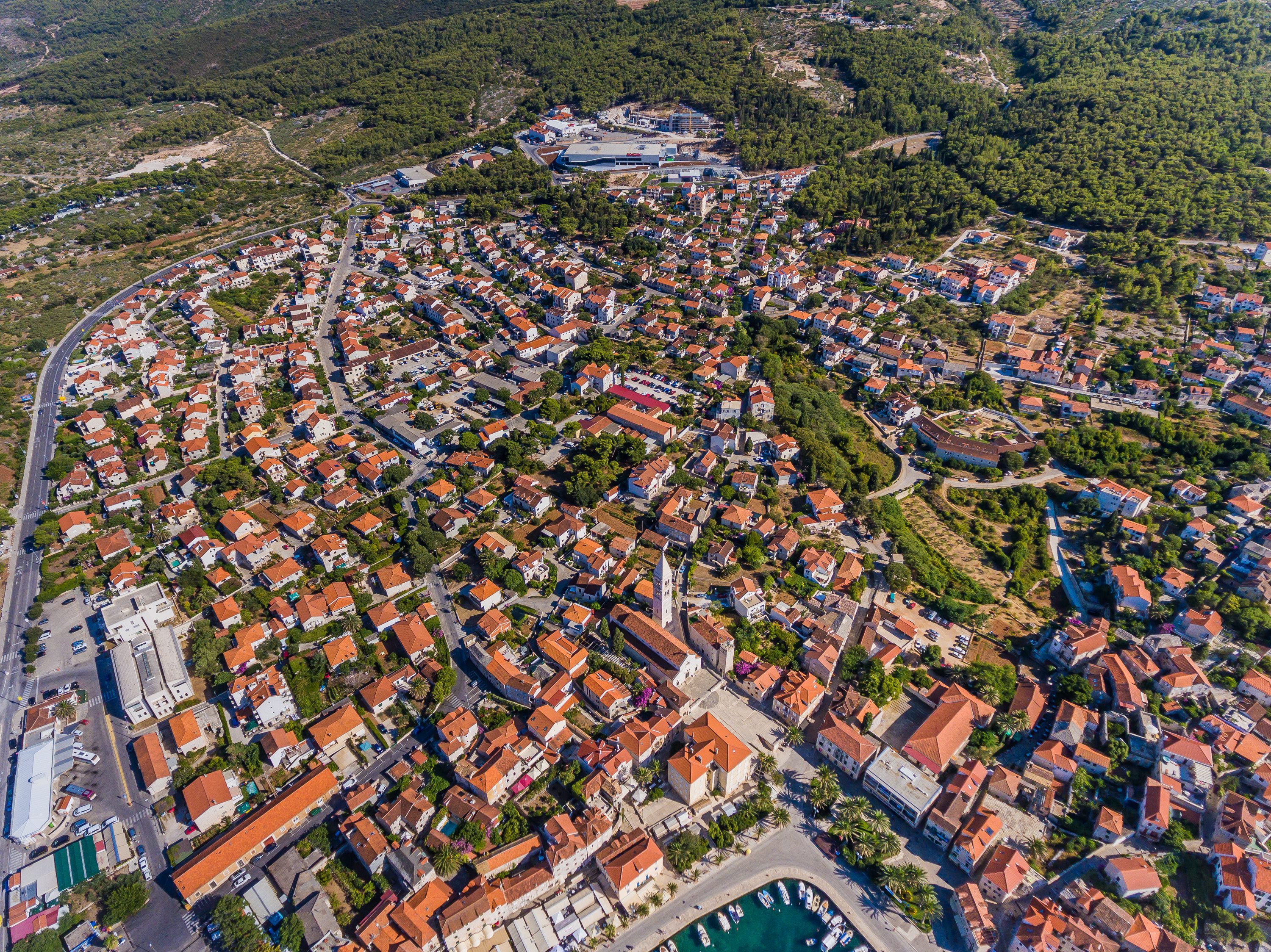 Panorama bračkog mjesta Supetar