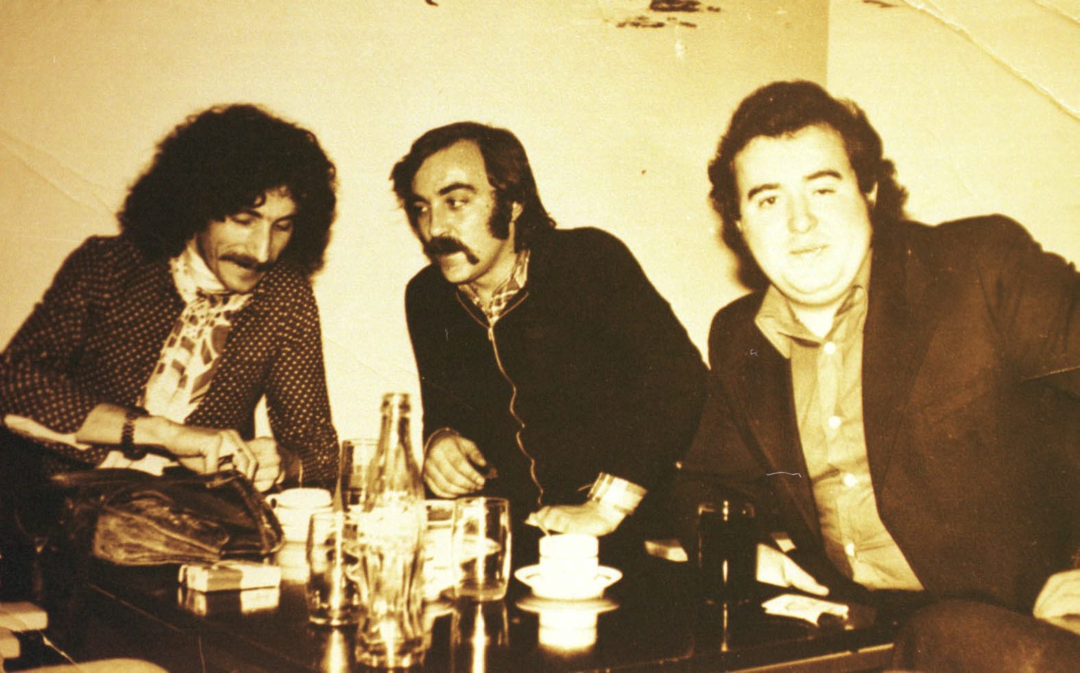 Željko Bebek (lijevo), Ivan Prpić - Sony (skroz desno) maneken Osječke pivovare