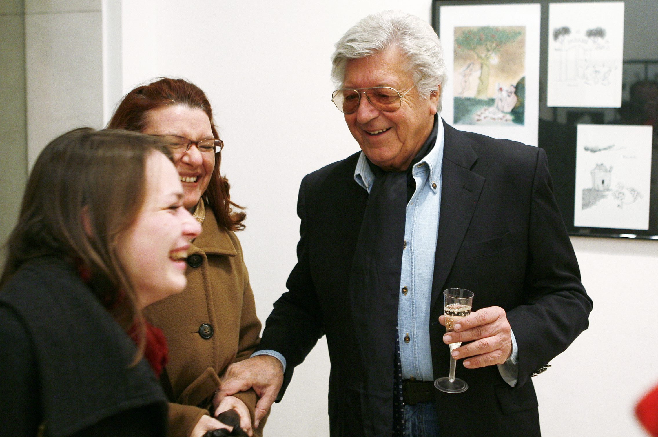 Nikad nitko nije vidio da je Davoru Štambuku virila košulja iz hlača. Po strani od većine nas koje alkohol pretvara u zgužvane, neobrijane, raščupane i slinave životinje, on je i nakon pete, sedme ili devete boce bio džentlmen, picnut kao da snima reklamu za Schwarzkopfov lak za kosu