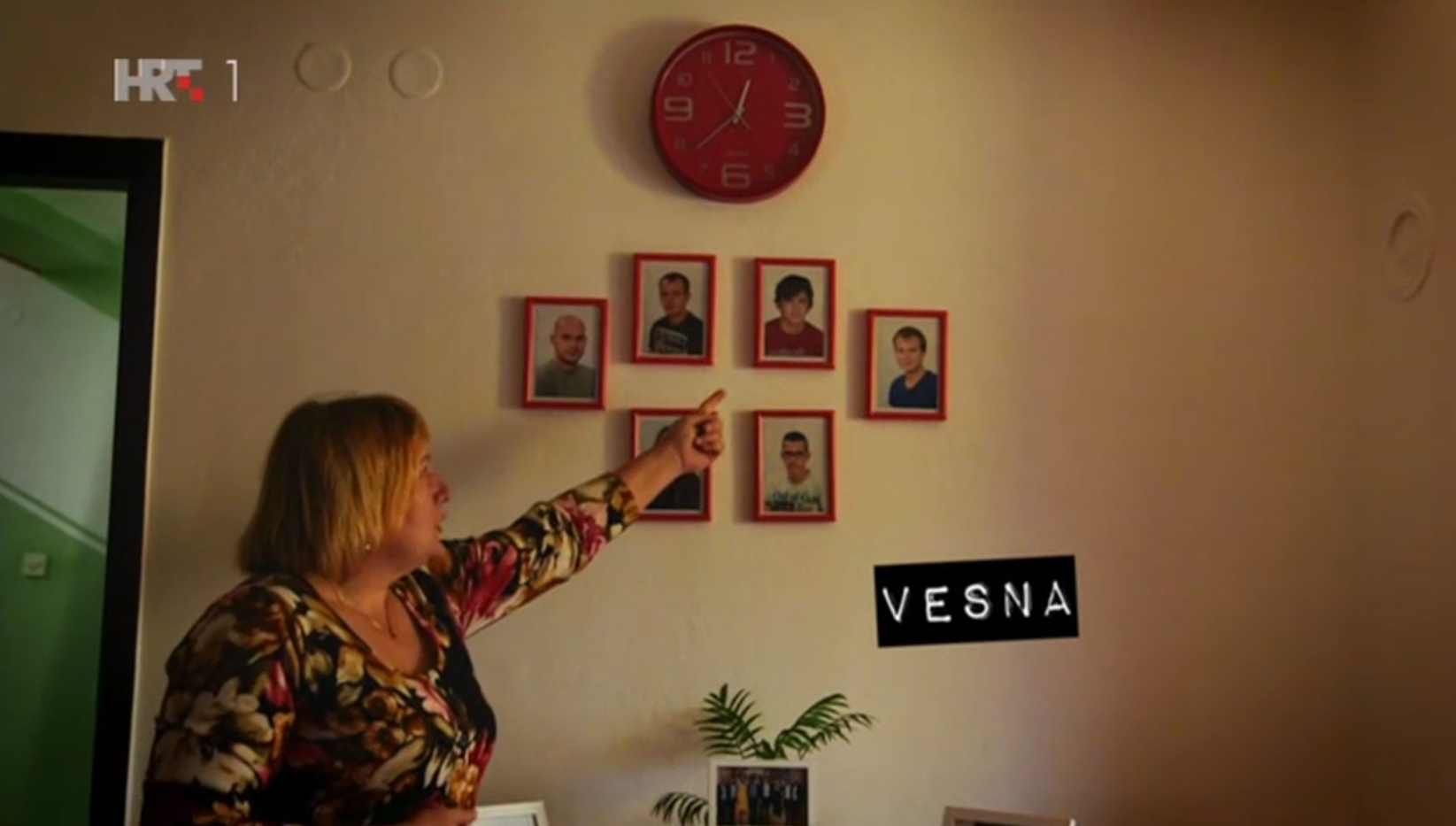 Svi u kućama imaju fotografije raseljene djece, vise na zidovima kao ikone svetaca