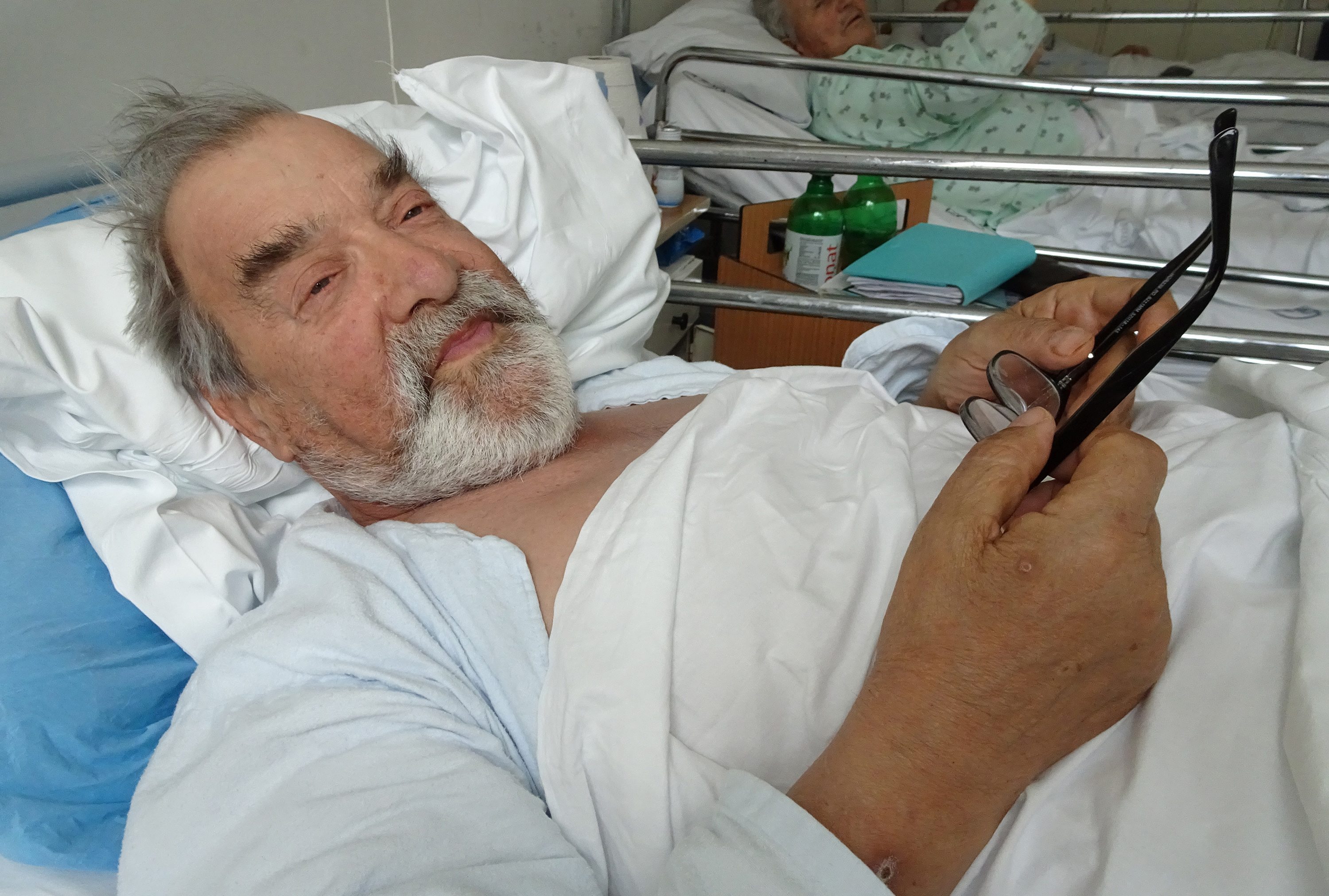 Jakša Fiamengo, akademik, pjesnik, književnik i ovogodišnji dobitnik Porina za životno djelo danima leži na odjelu traume KBC Split zbog posljedica pada sa kreveta tokom noći u snu