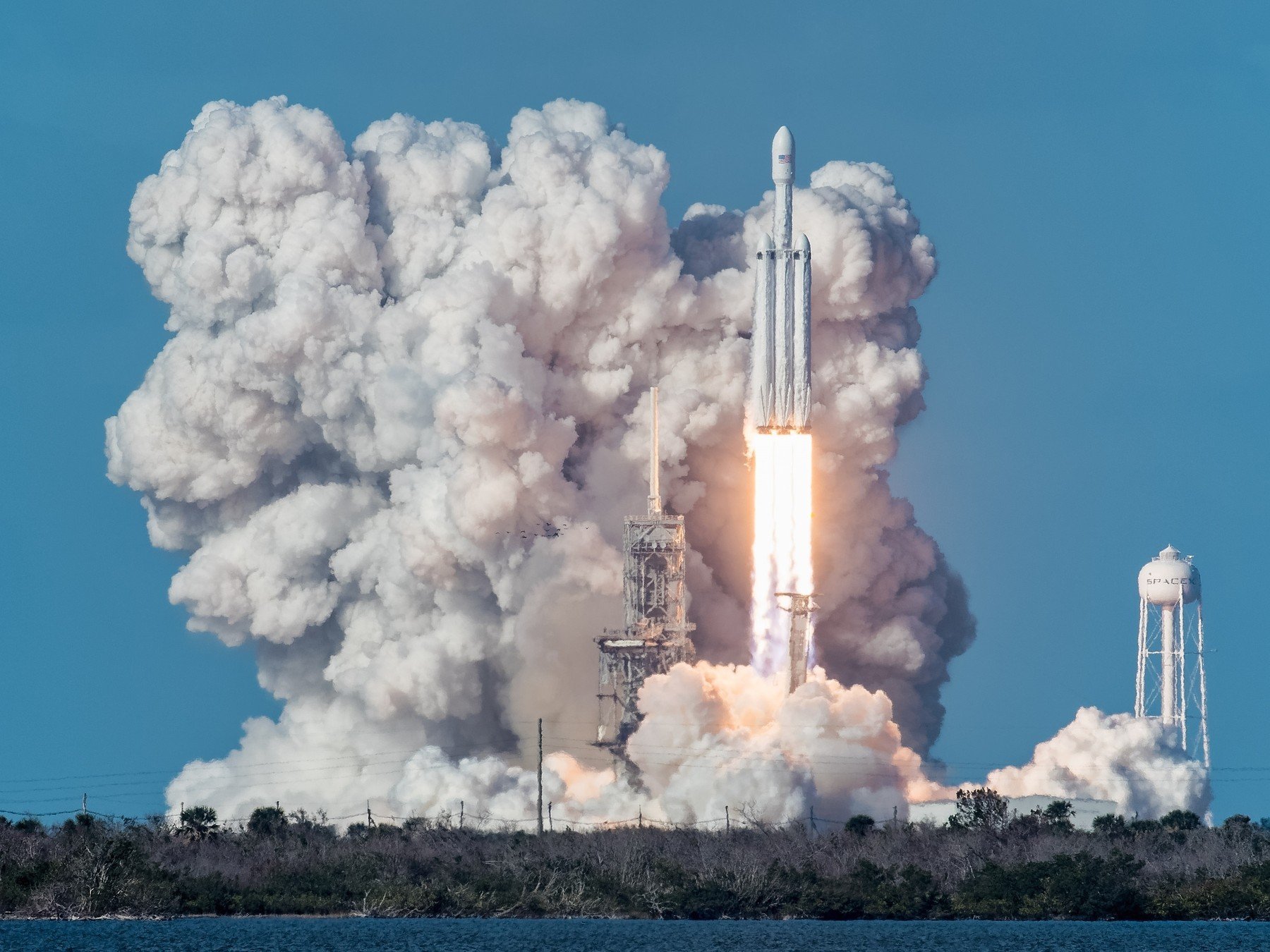 SpaceX Falcon Heavy raketa pri lansiranju 