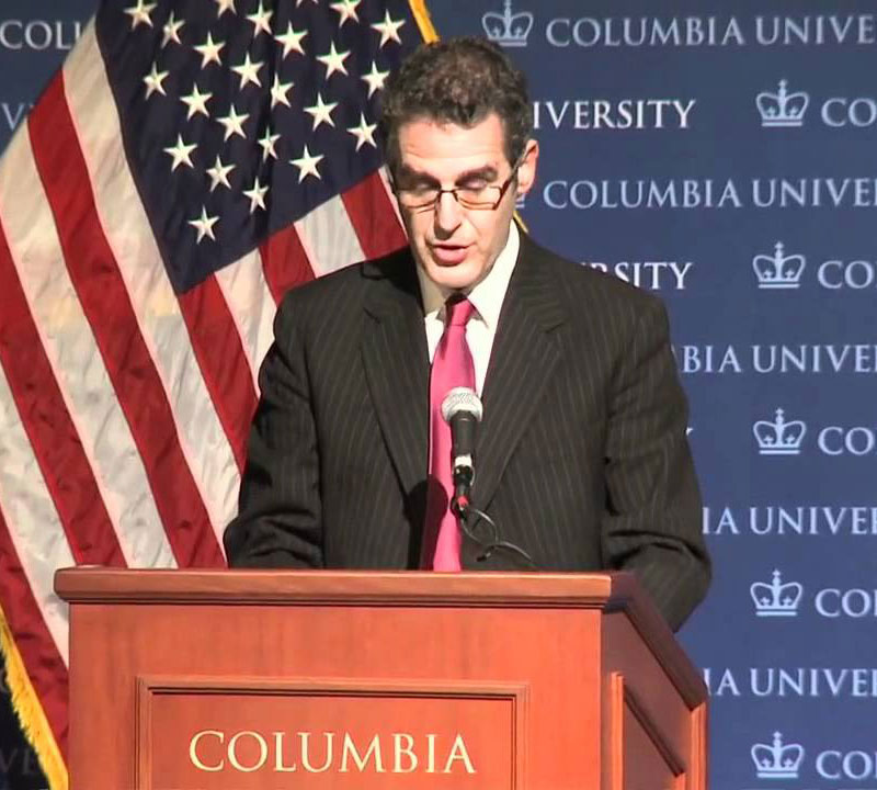 Mark Mazower je Britanac, potomak ruskih Židova, profesor na Columbiji, povjesničar balkanolog, ekspert za suvremenu europsku povijest, čovjek koji o nama ovdašnjim zna neusporedivo više nego mi sami