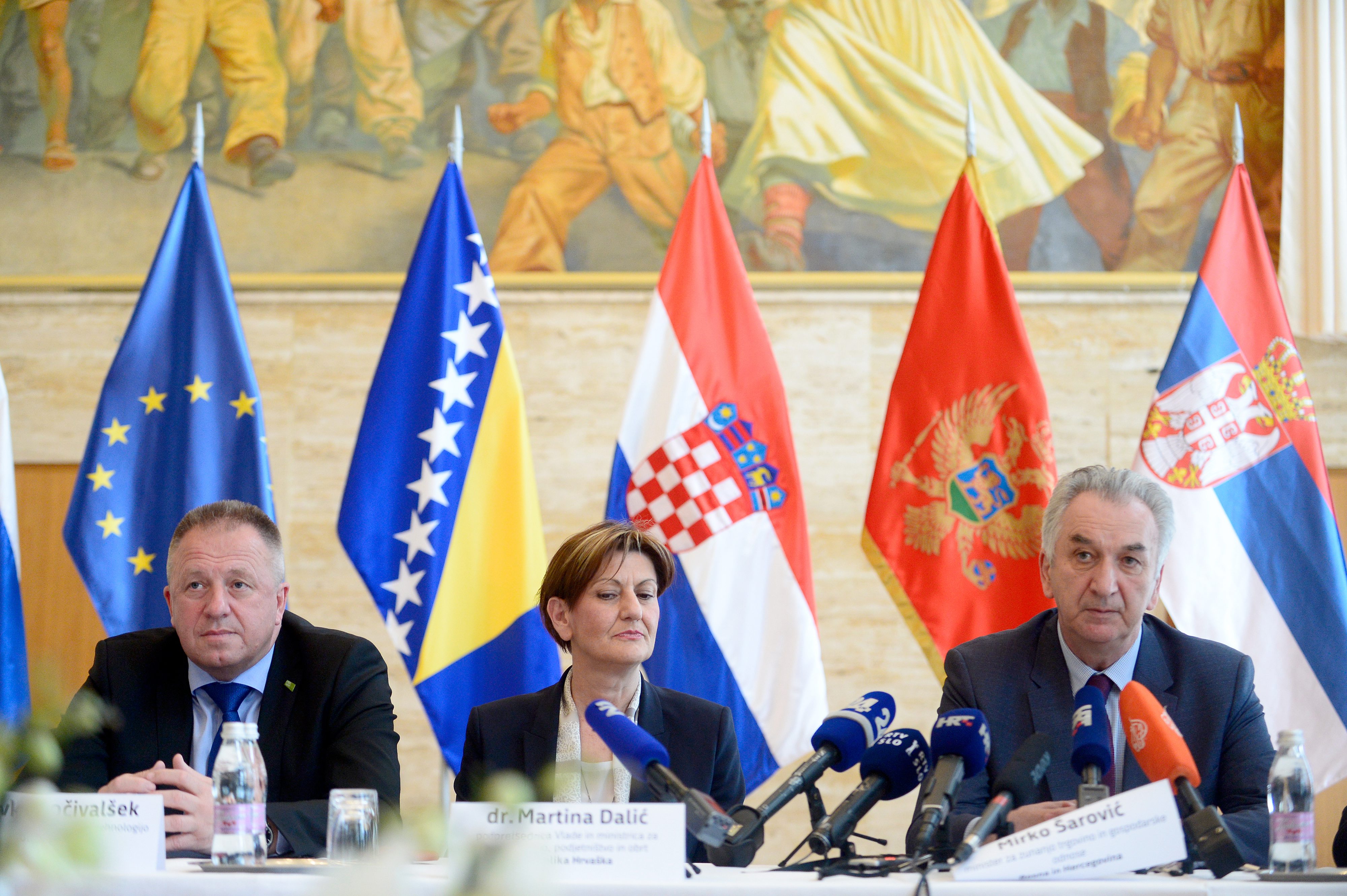 Potpredsjednica Vlade RH i ministrica gospodarstva, Martina Dalić sastala se s ministrom za gospodarski razvoj i tehnologiju Republike Slovenije Zdravkom Počivalšekom, ministrom za vanjsku trgovinu i gospodarske odnose BiH, Mirkom Šarovićem, potpredsjednikom Vlade Republike Srbije i ministrom za trgovinu, turizam i telekomunikacije Rasimom Ljajićem te predstavnicima Ministarstva gospodarstva Crne Gore 