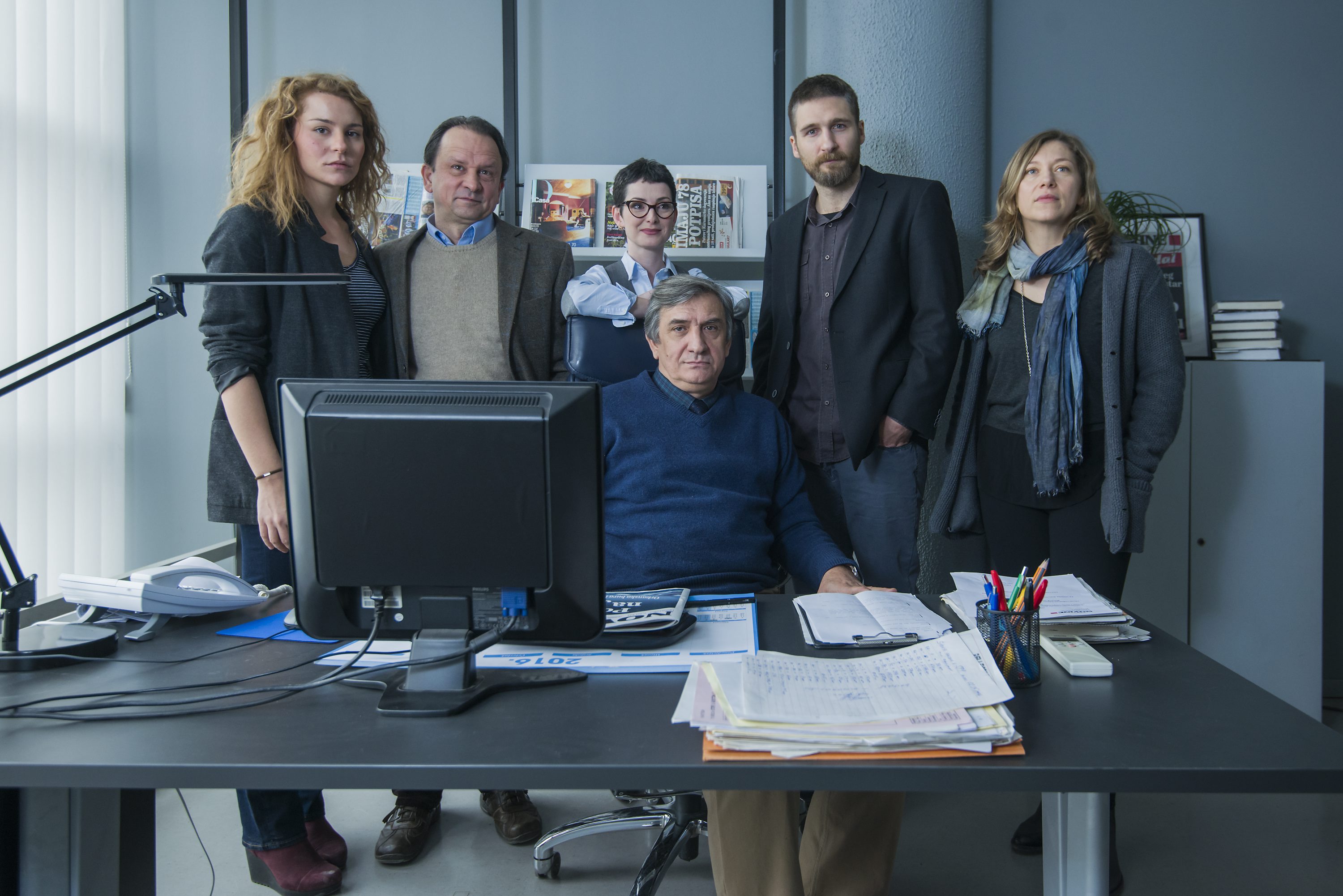 Tihana Lazović, Trpimir Jurkić, Olga Pakalović, Zijad Gračić, Goran Marković i Branka Katić na setu TV serije 'Novine'