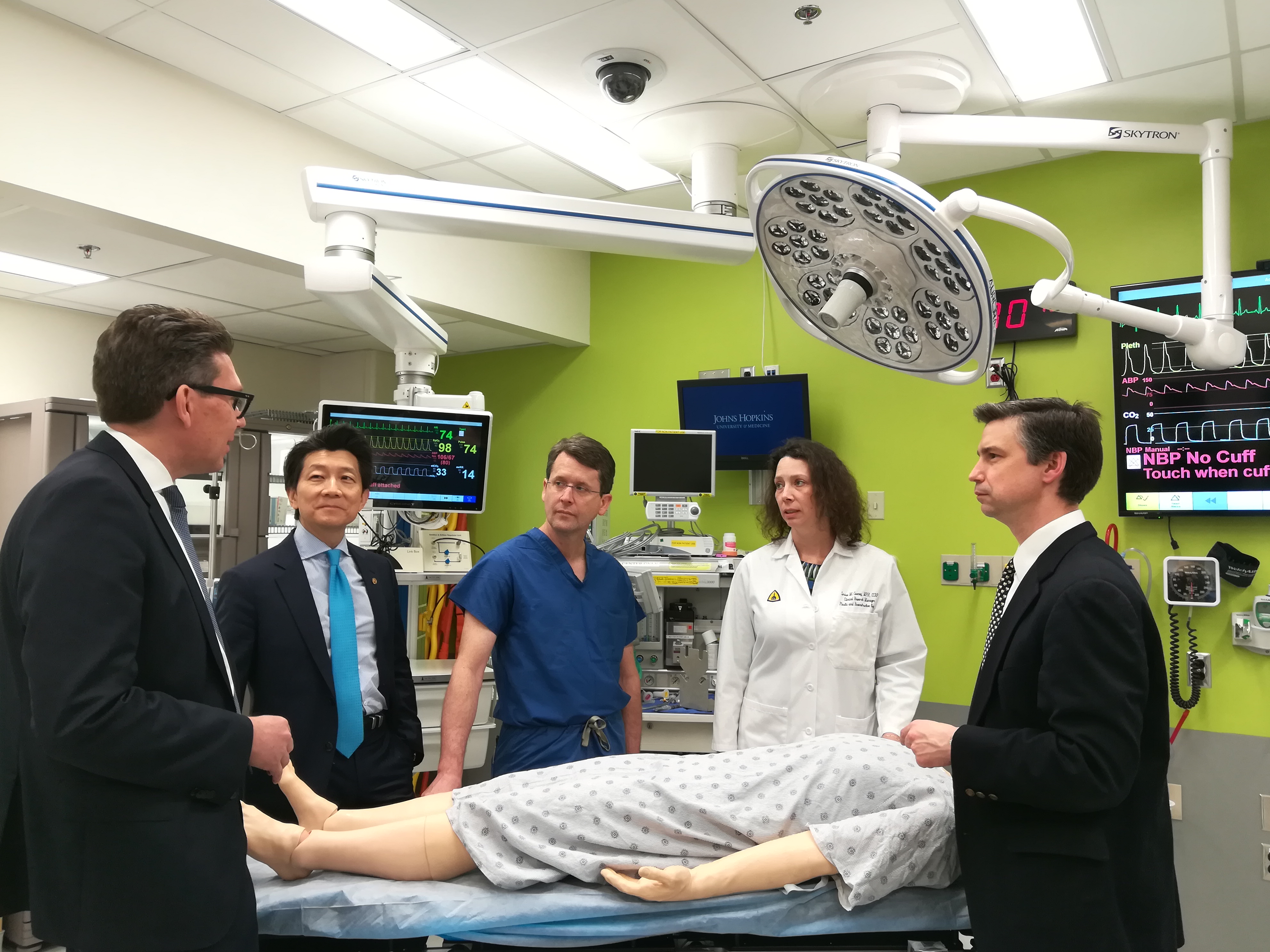 dr. Andrew Lee (drugi slijeva) i njegov tim