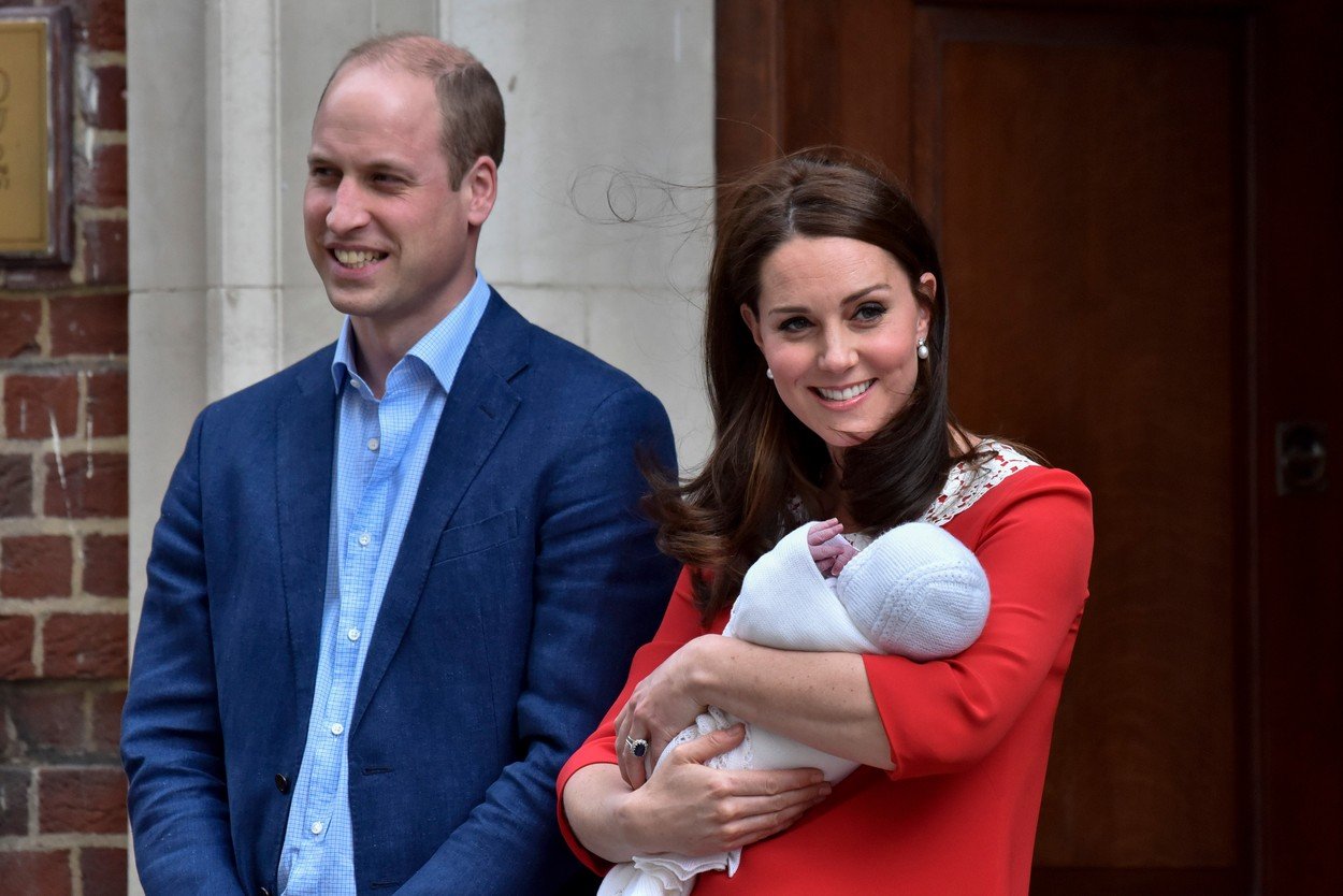 engleski princ William i Kate Middleton s novorođenim sinom